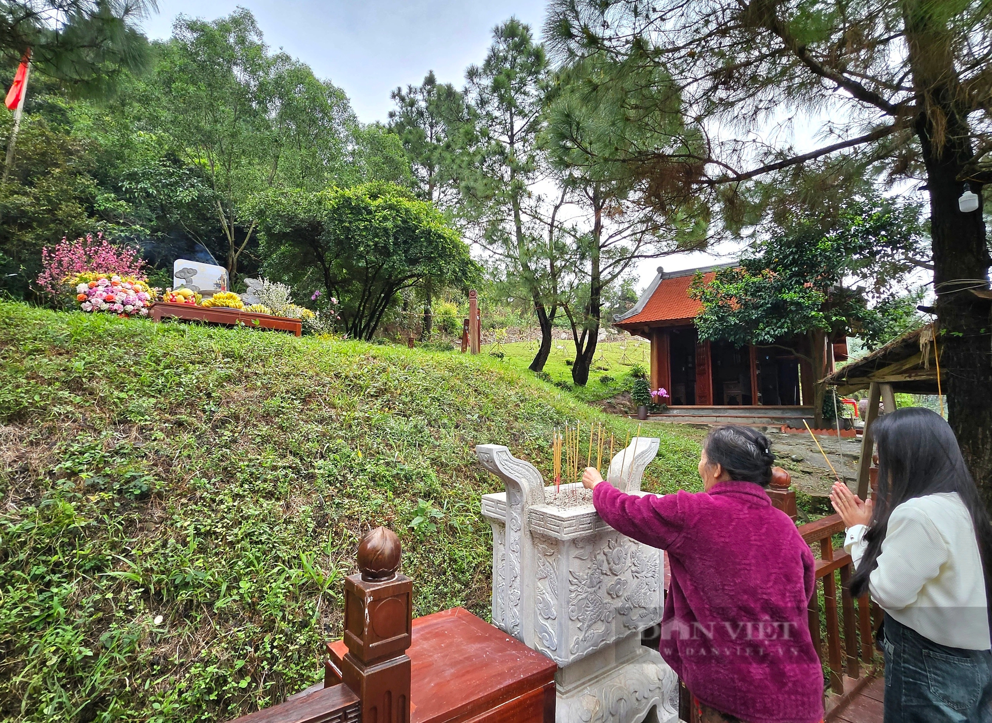 On the first day of Tet, a stream of people came to visit the grave of General Vo Nguyen Giap - Photo 2.