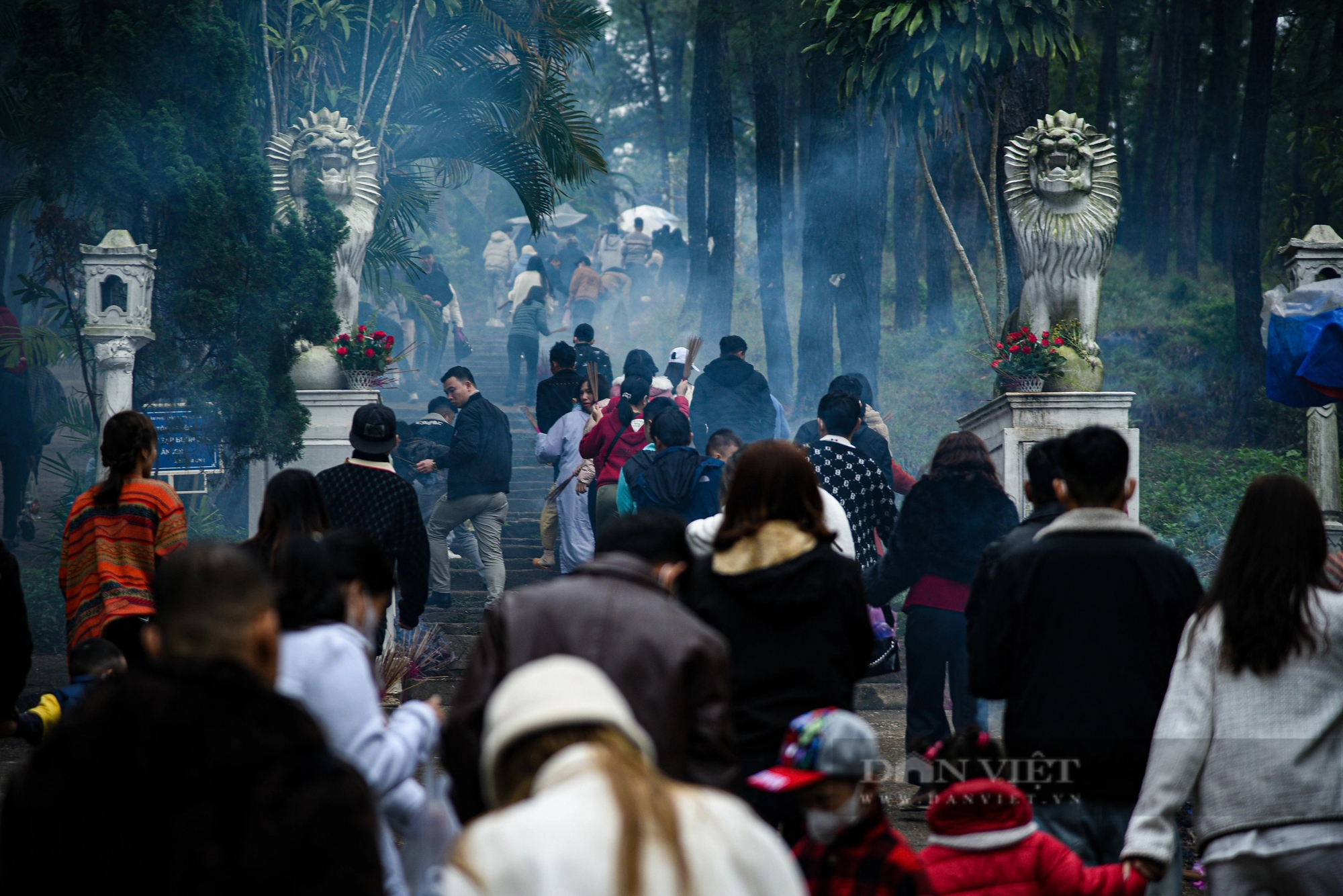 Trời mưa và lạnh, người dân xứ Huế vẫn hối hả đi chùa cầu nguyện đầu năm mới Giáp Thìn 2024- Ảnh 1.