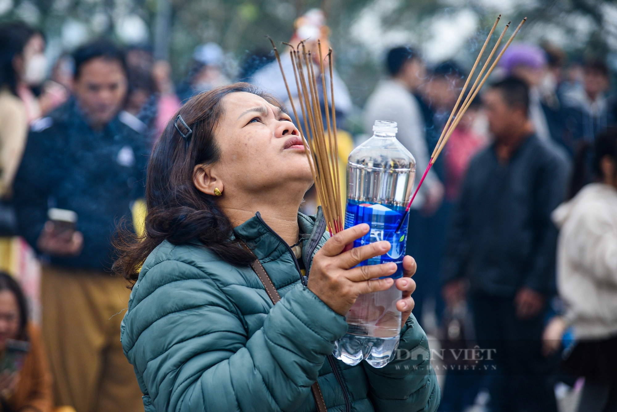 Trời mưa và lạnh, người dân xứ Huế vẫn hối hả đi chùa cầu nguyện đầu năm mới Giáp Thìn 2024- Ảnh 4.