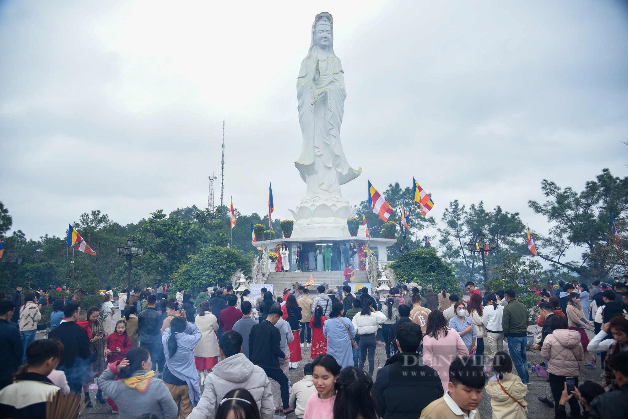 Trời mưa và lạnh, người dân xứ Huế vẫn hối hả đi chùa cầu nguyện đầu năm mới Giáp Thìn 2024- Ảnh 5.