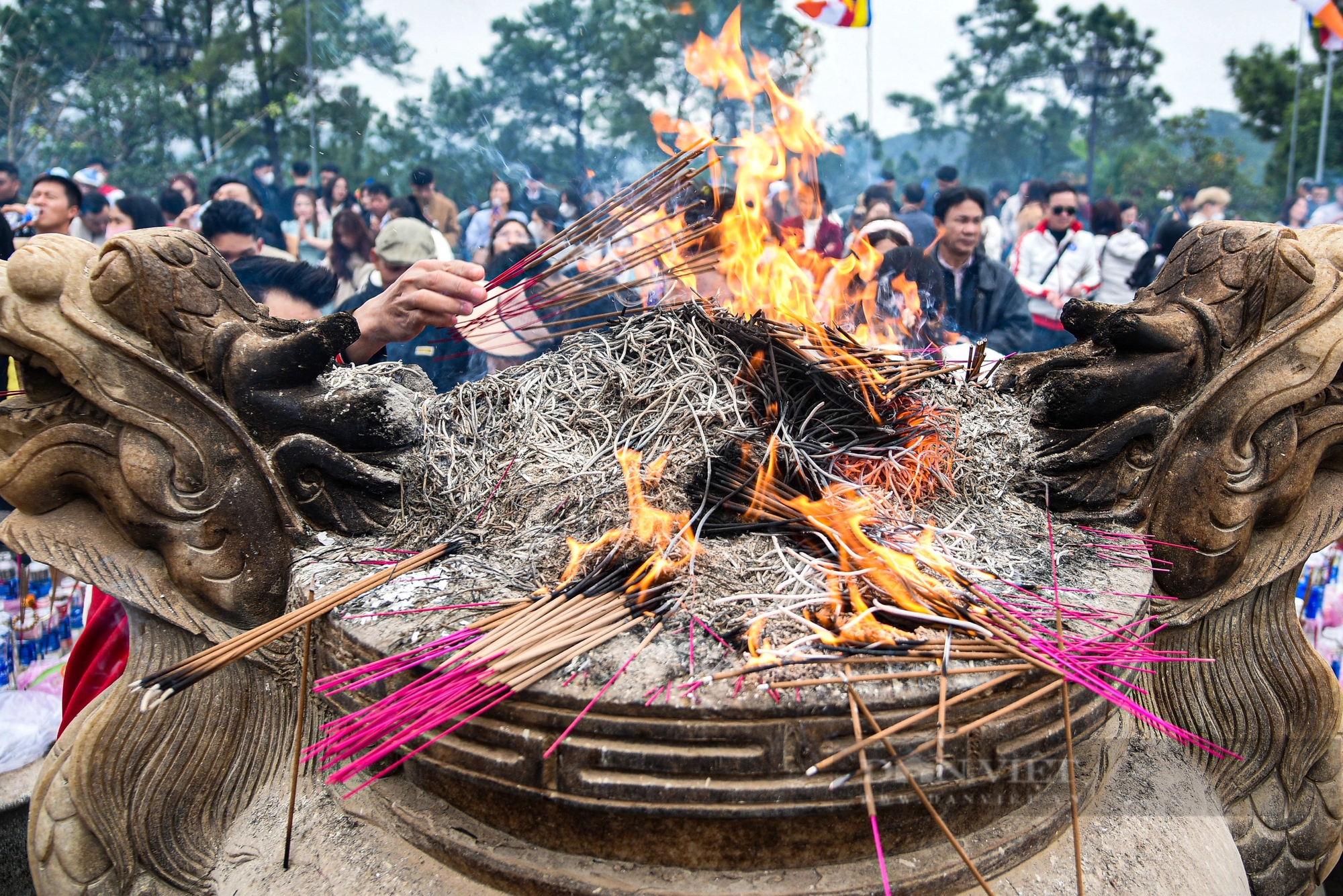 Trời mưa và lạnh, người dân xứ Huế vẫn hối hả đi chùa cầu nguyện đầu năm mới Giáp Thìn 2024- Ảnh 6.