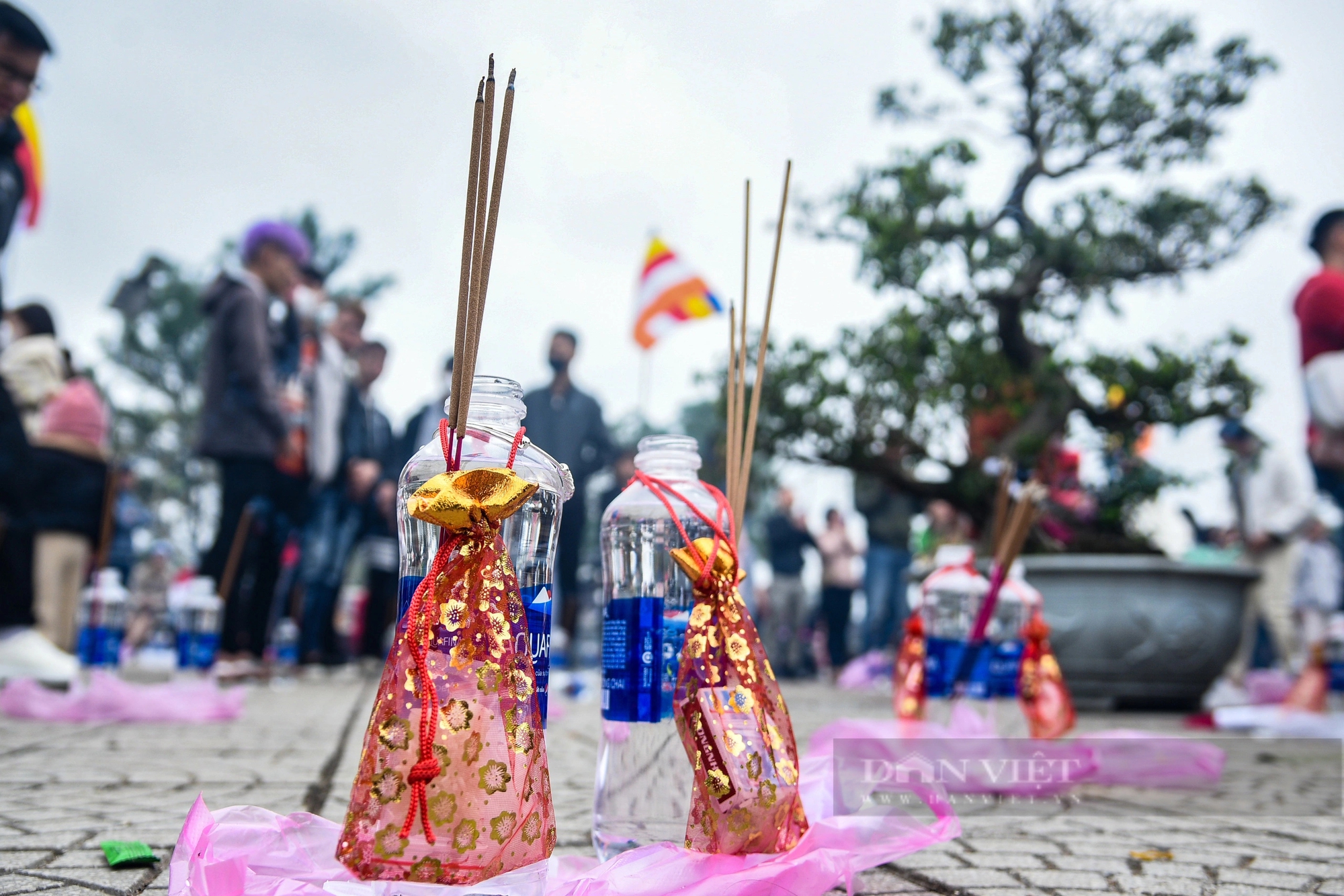 Trời mưa và lạnh, người dân xứ Huế vẫn hối hả đi chùa cầu nguyện đầu năm mới Giáp Thìn 2024- Ảnh 7.
