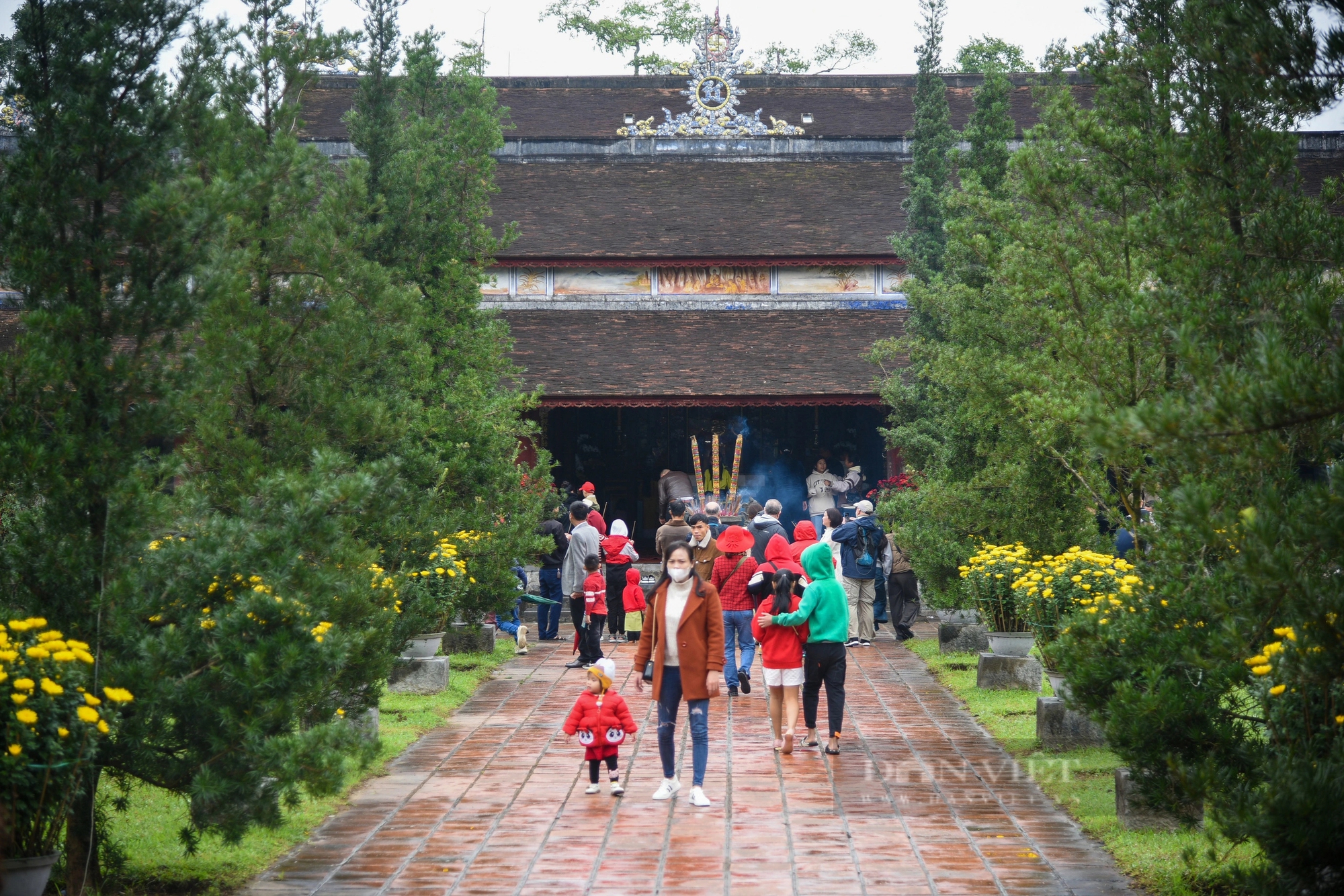 Trời mưa và lạnh, người dân xứ Huế vẫn hối hả đi chùa cầu nguyện đầu năm mới Giáp Thìn 2024- Ảnh 8.