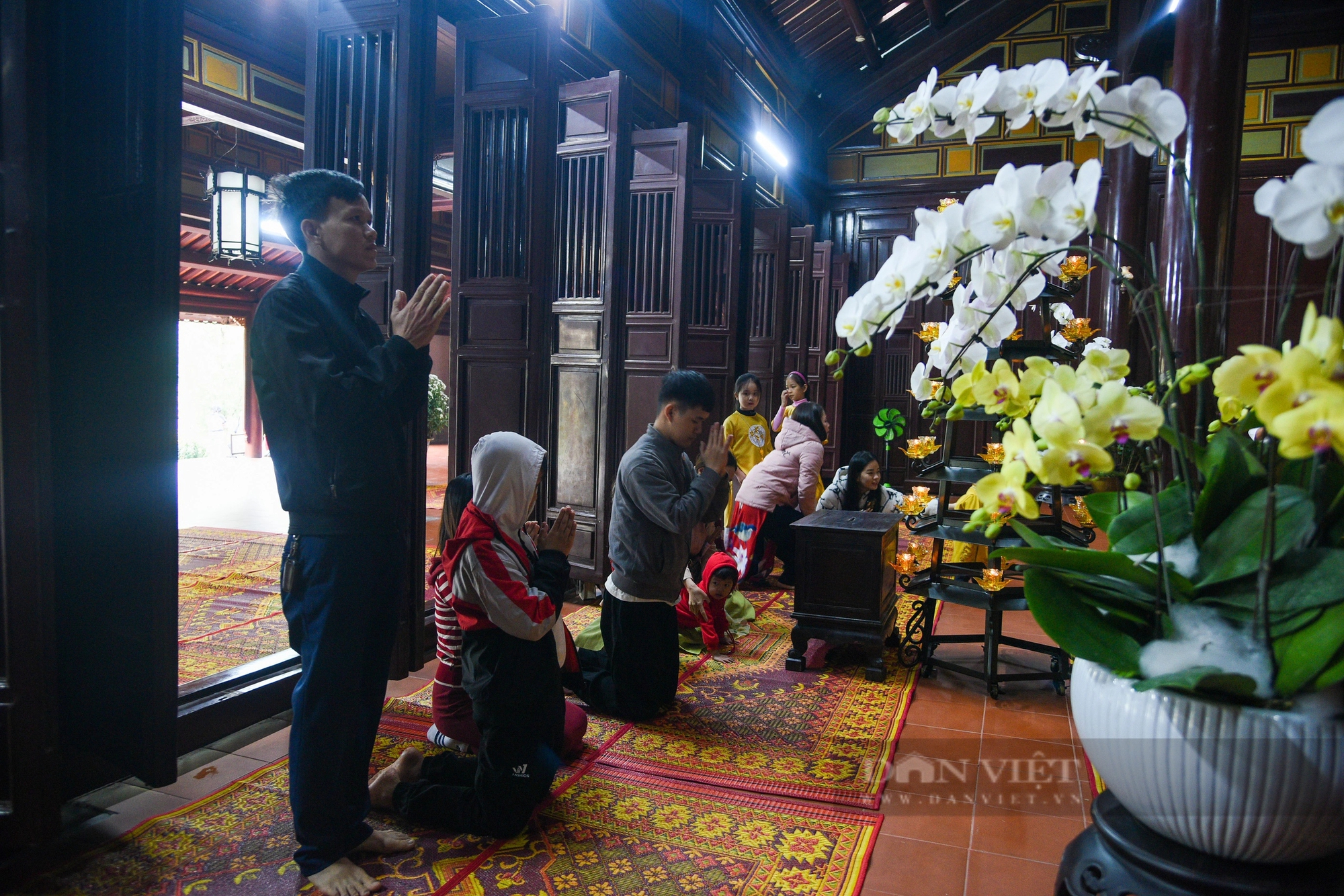 Trời mưa và lạnh, người dân xứ Huế vẫn hối hả đi chùa cầu nguyện đầu năm mới Giáp Thìn 2024- Ảnh 9.