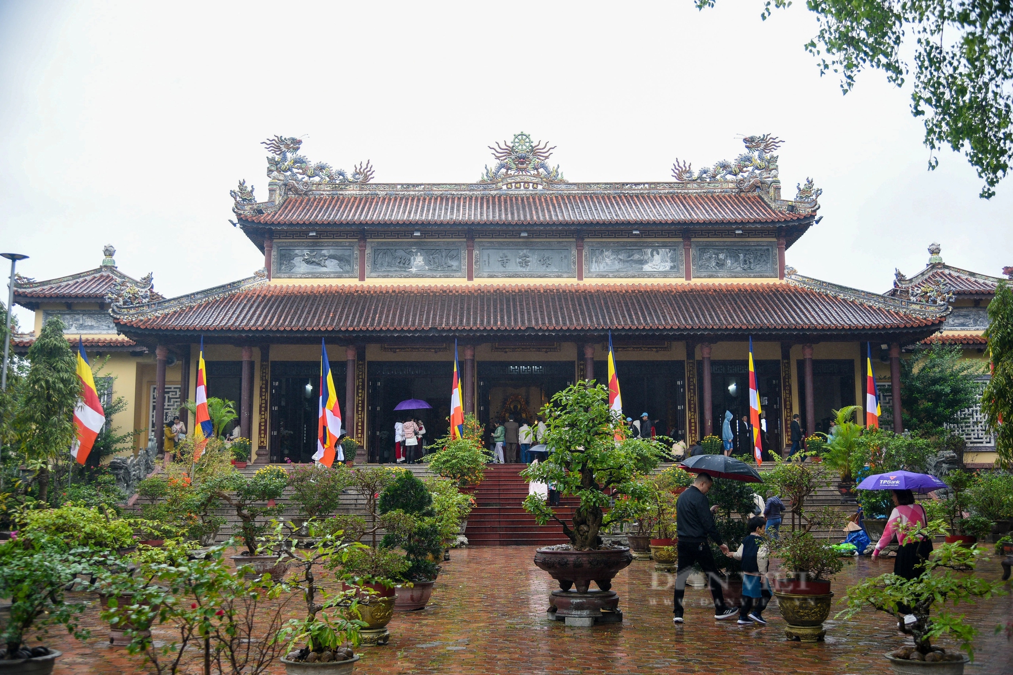 Trời mưa và lạnh, người dân xứ Huế vẫn hối hả đi chùa cầu nguyện đầu năm mới Giáp Thìn 2024- Ảnh 11.