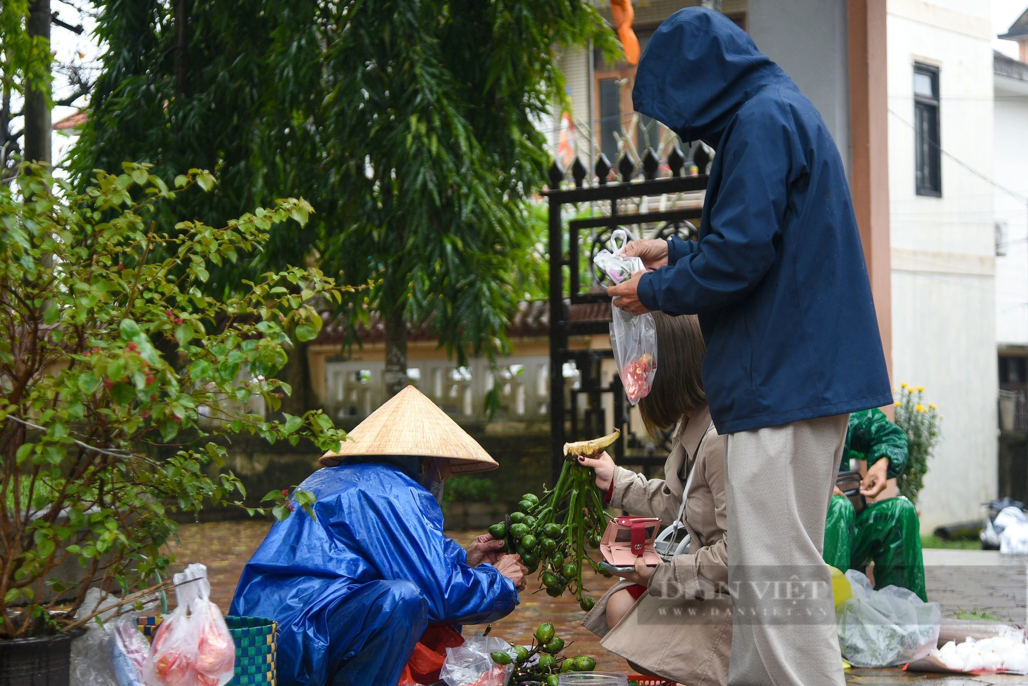 Trời mưa và lạnh, người dân xứ Huế vẫn hối hả đi chùa cầu nguyện đầu năm mới Giáp Thìn 2024- Ảnh 12.
