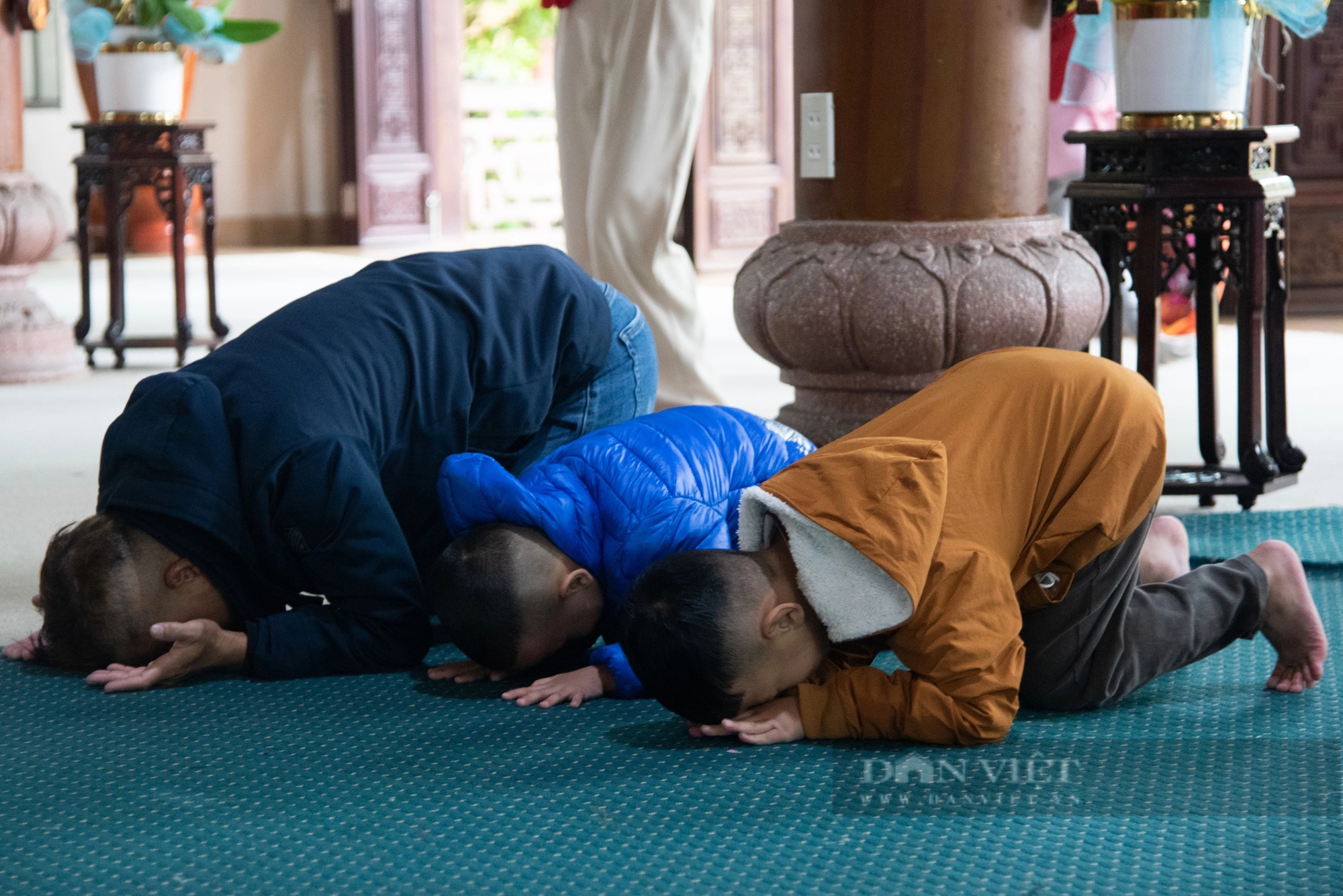 Trời mưa và lạnh, người dân xứ Huế vẫn hối hả đi chùa cầu nguyện đầu năm mới Giáp Thìn 2024- Ảnh 14.