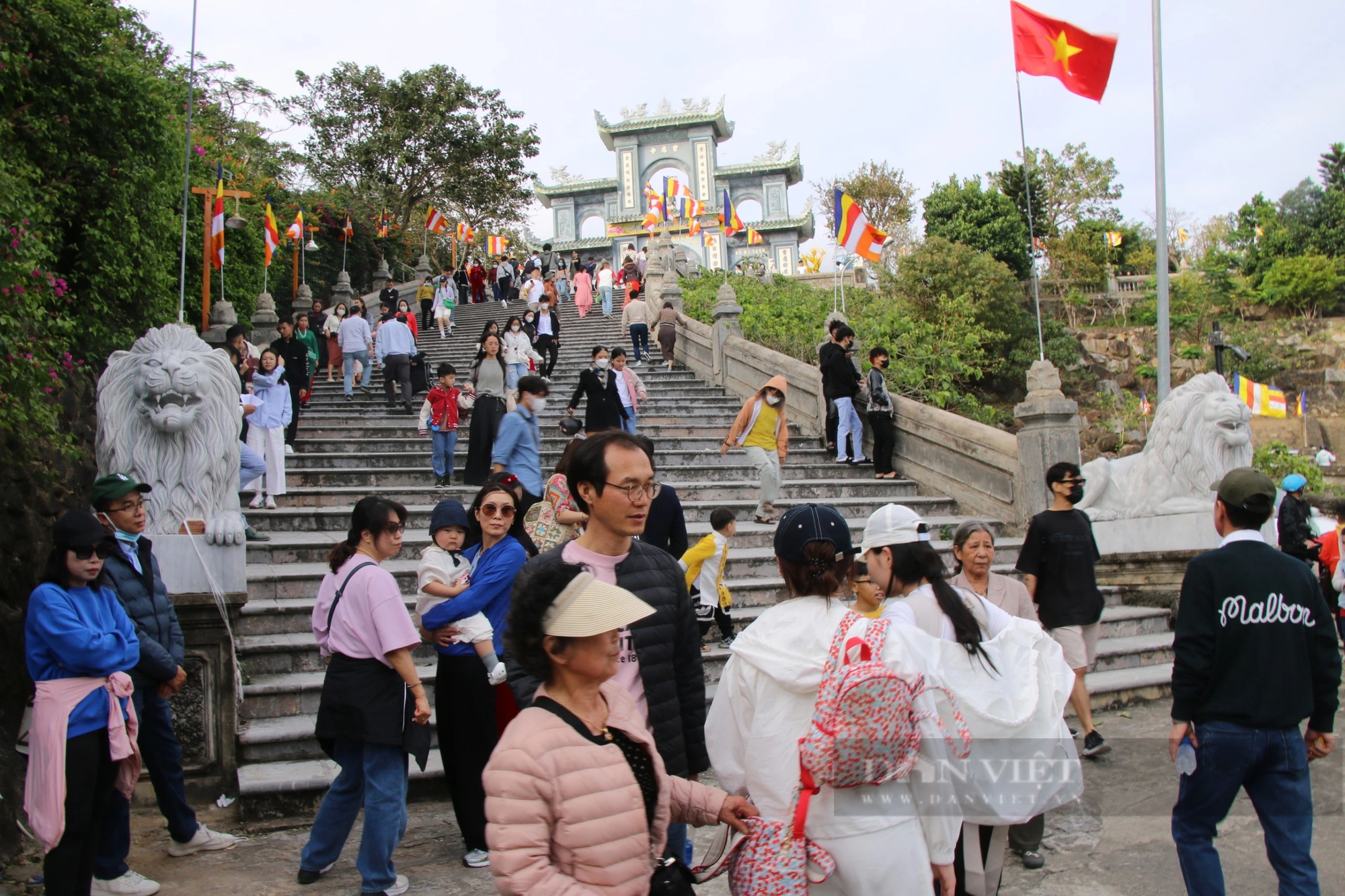 Người dân nườm nượp đổ về chùa Linh Ứng cầu an ngày đầu năm- Ảnh 1.