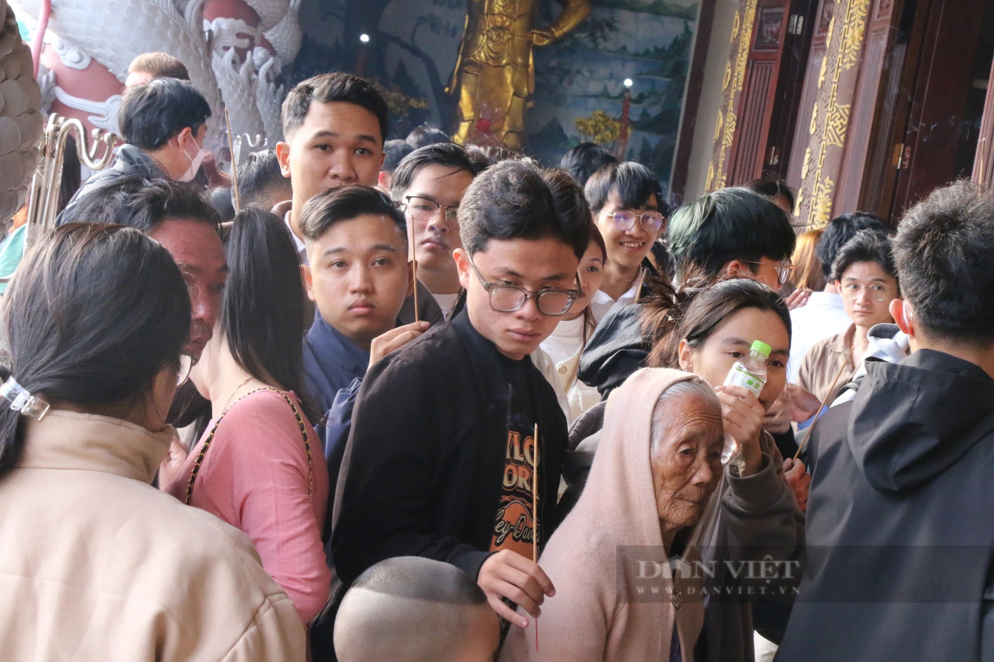 Người dân nườm nượp đổ về chùa Linh Ứng cầu an ngày đầu năm- Ảnh 4.