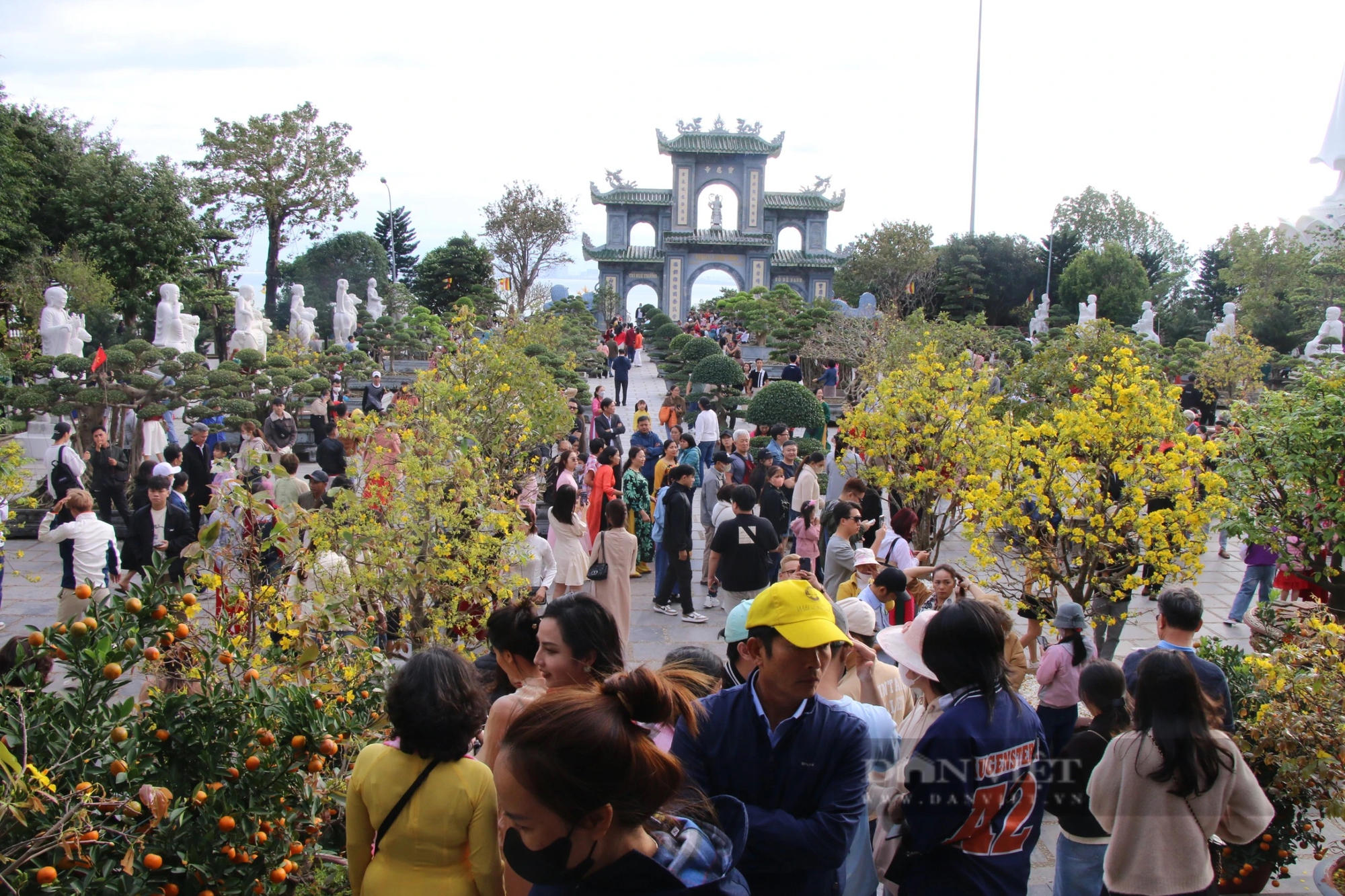 Người dân nườm nượp đổ về chùa Linh Ứng cầu an ngày đầu năm- Ảnh 7.