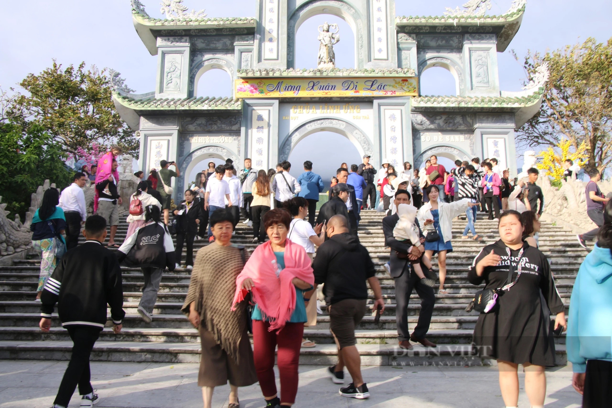 Người dân nườm nượp đổ về chùa Linh Ứng cầu an ngày đầu năm- Ảnh 8.