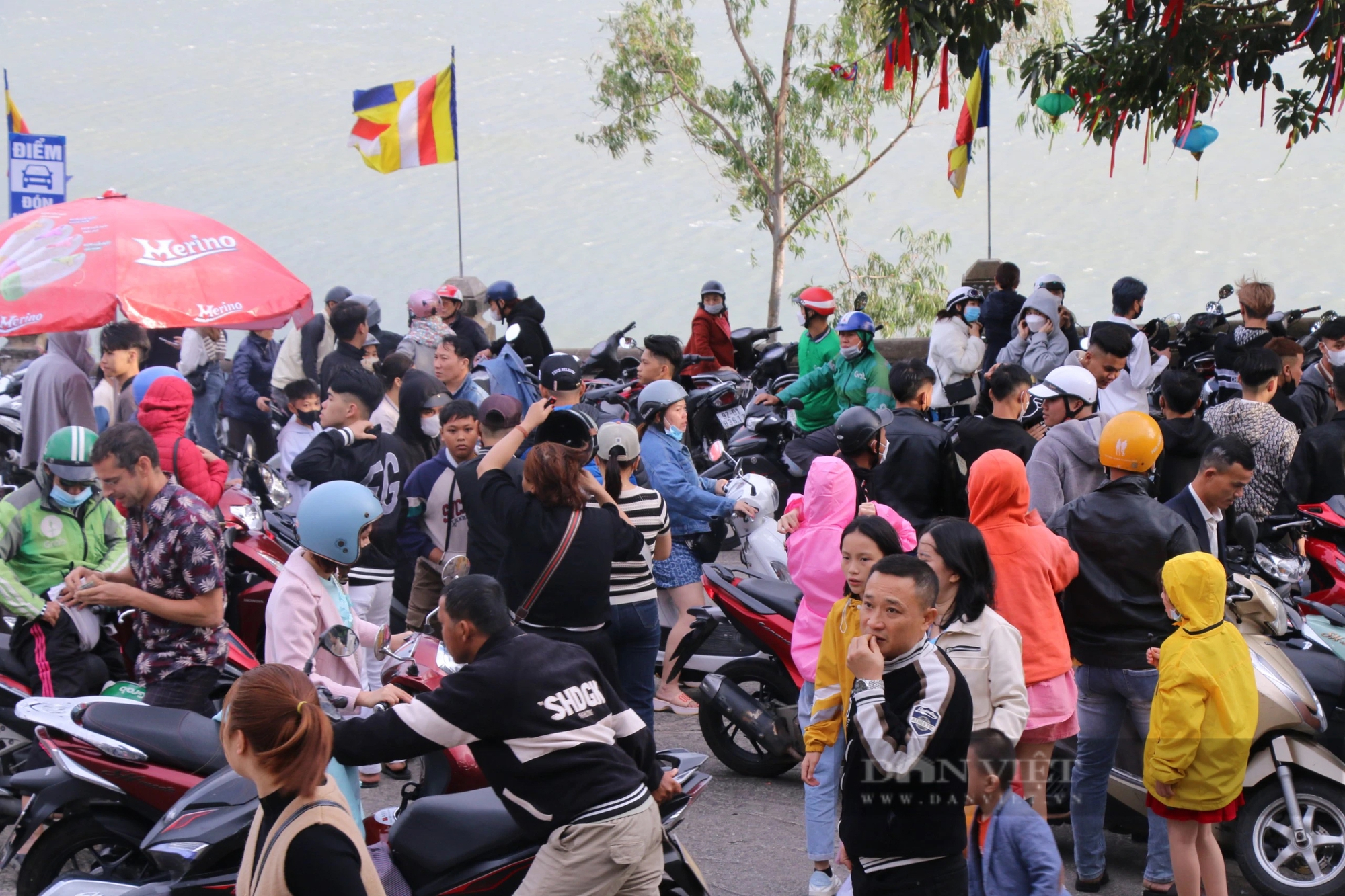 Người dân nườm nượp đổ về chùa Linh Ứng cầu an ngày đầu năm- Ảnh 9.