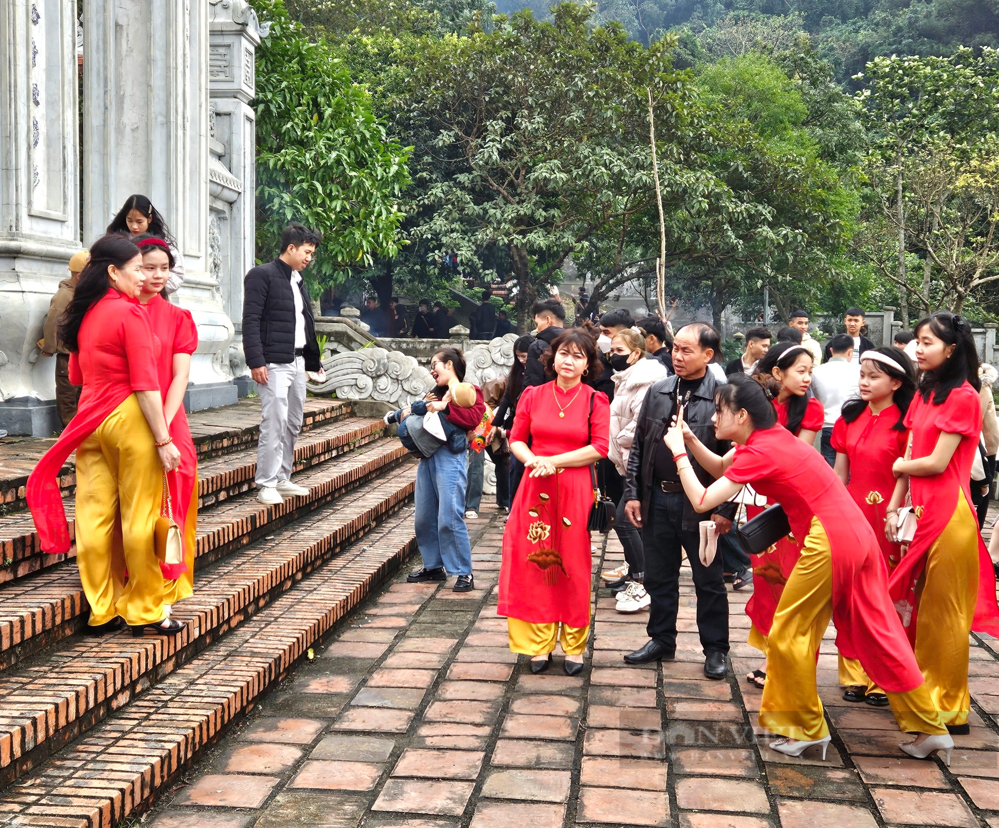 People crowded to the Princess Lieu Hanh Temple - Photo 4.