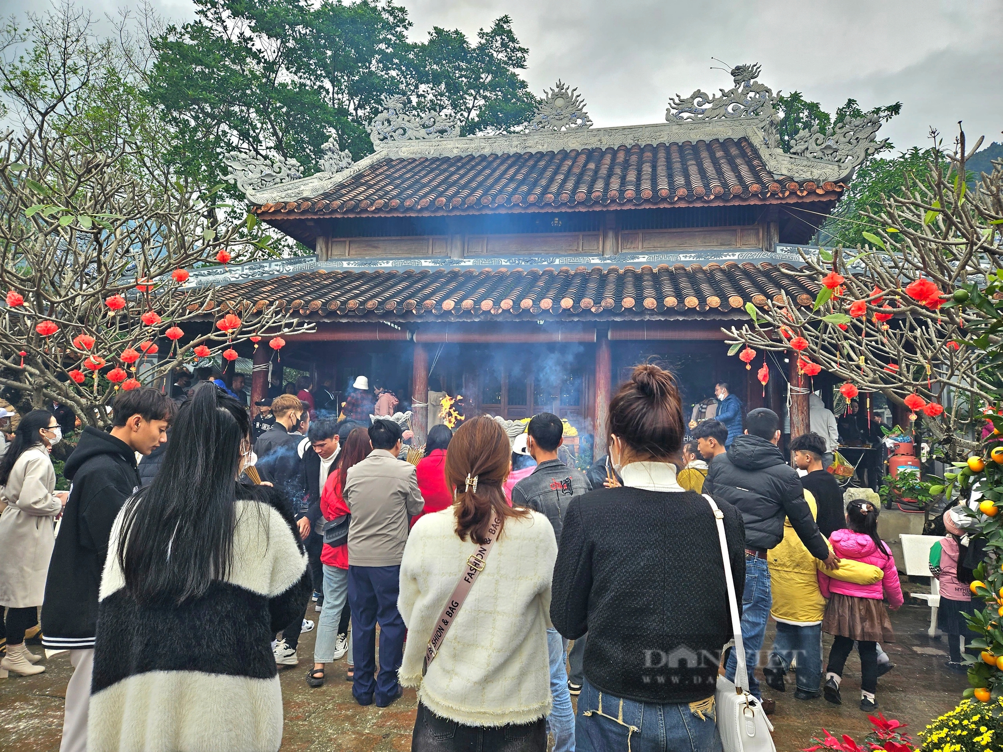 People crowded to the Princess Lieu Hanh Temple - Photo 3.