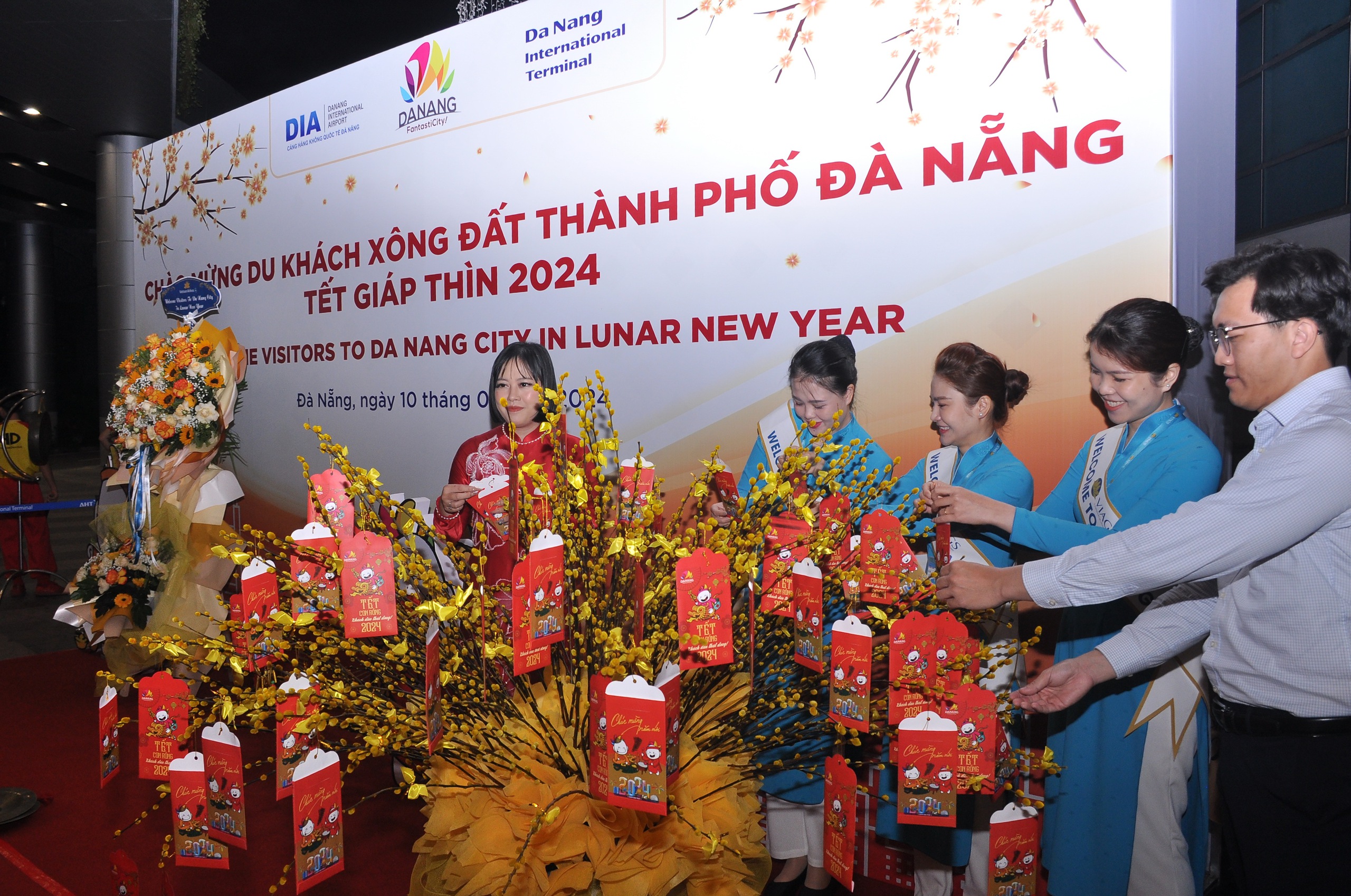 Coming to Da Nang on the first day of the year, tourists are given gifts, 