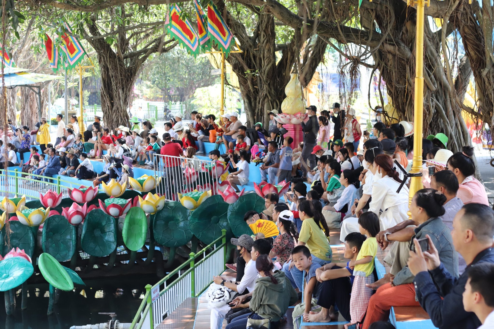 Đi chơi mùng 2 Tết, người Sài Gòn ùn ùn kéo đến Suối Tiên, Thảo Cầm Viên - Ảnh 4.
