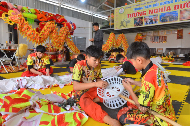 Chuyện về đội lân sư rồng giành hàng trăm huy chương vàng tất bật cho ngày Tết Giáp Thìn 2024- Ảnh 1.