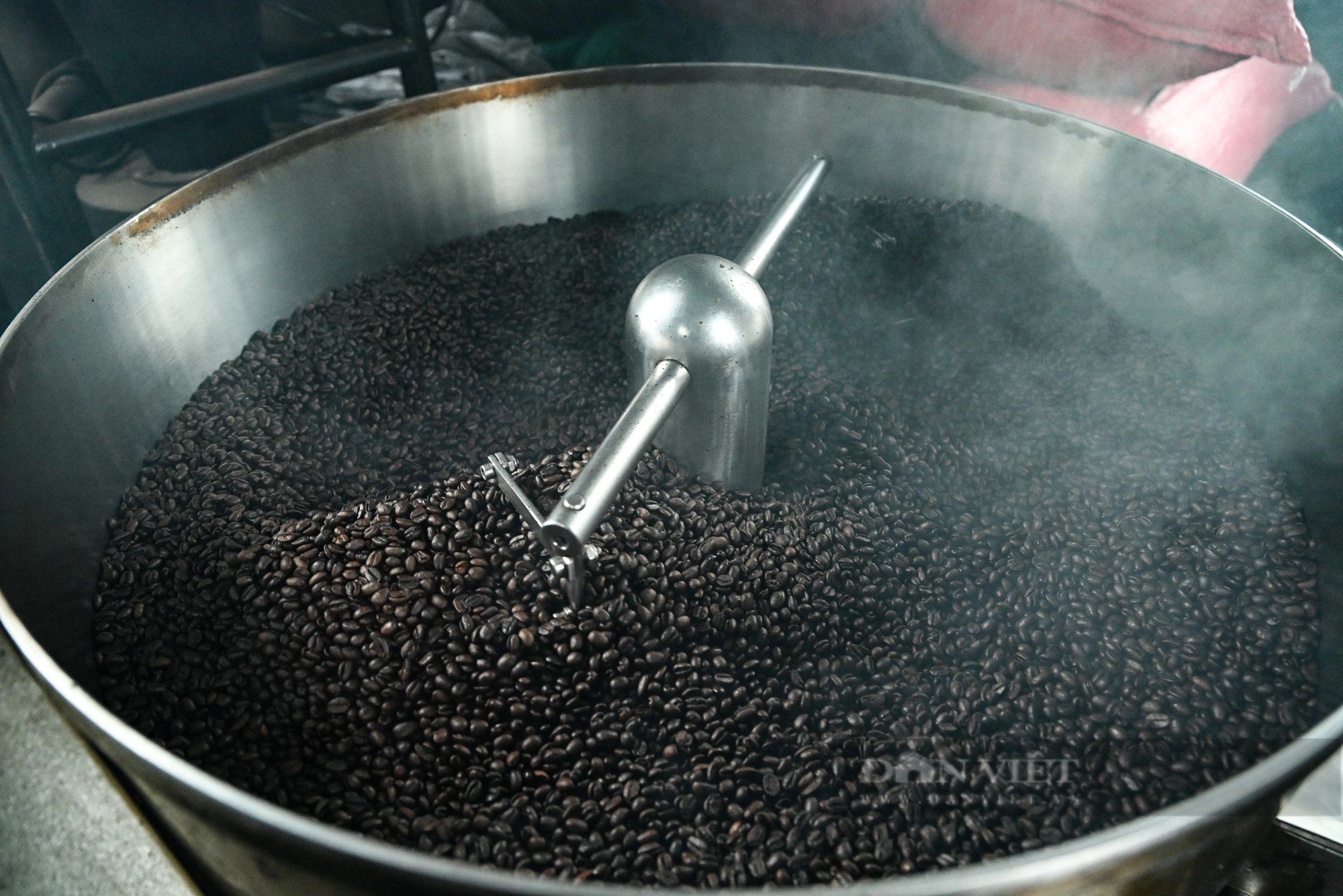 Khám phá quy trình cà phê rang củi độc đáo giữa lòng Hà Nội- Ảnh 10.