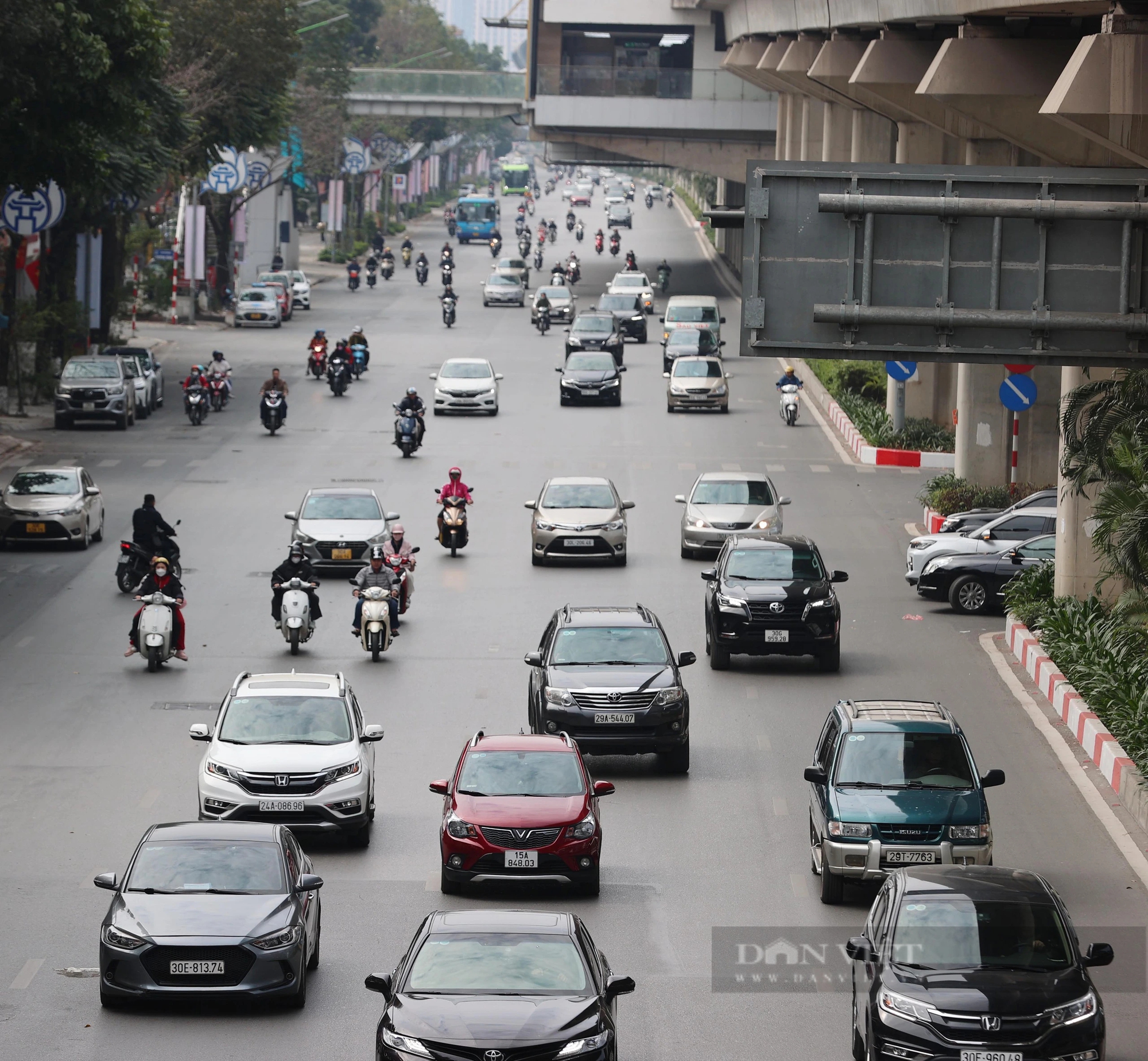 Đường phố Thủ đô đông đúc sáng ngày mùng 3 Tết Giáp Thìn 2024- Ảnh 4.