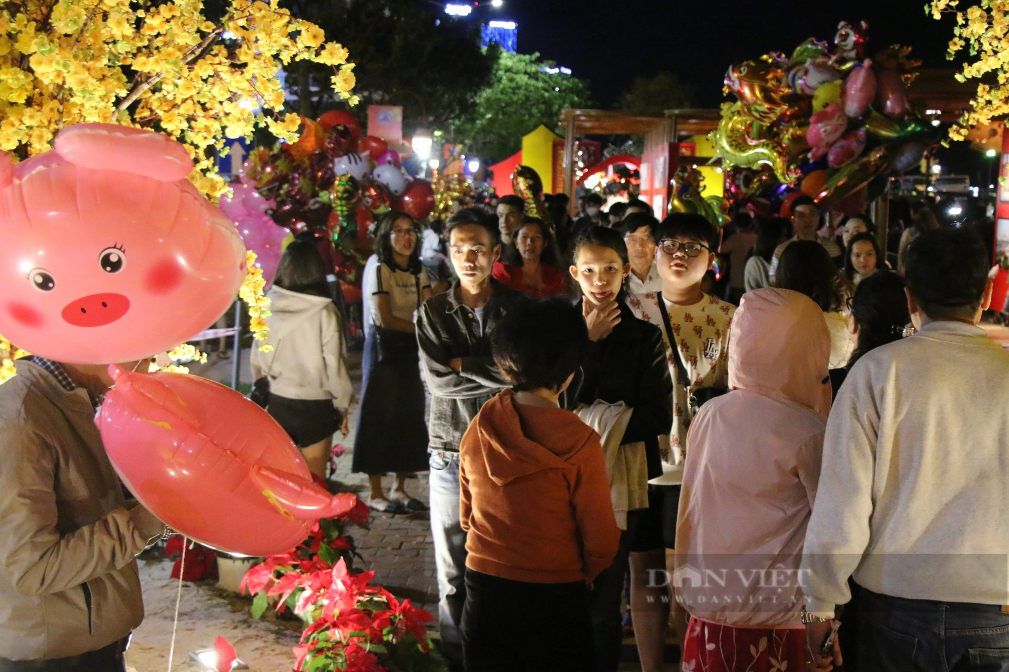 Người dân, du khách thích thú xem linh vật rồng phun lửa tại Đà Nẵng- Ảnh 1.
