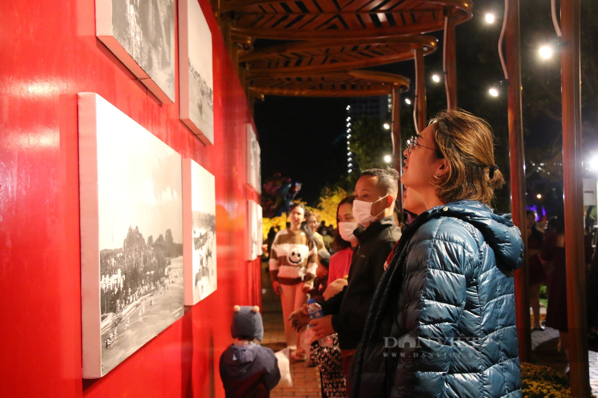 Người dân, du khách thích thú xem linh vật rồng phun lửa tại Đà Nẵng- Ảnh 7.