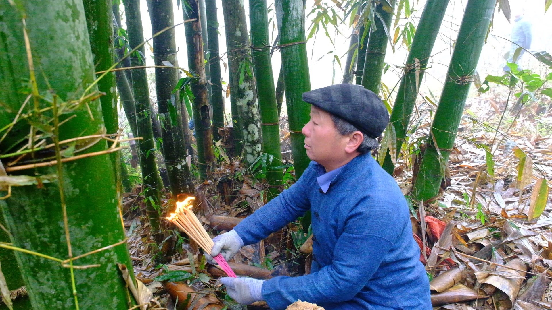 Người Mông ở Lào Cai dựng cây nêu, gọi mọi người chuẩn bị vào hội Gầu Tào- Ảnh 1.