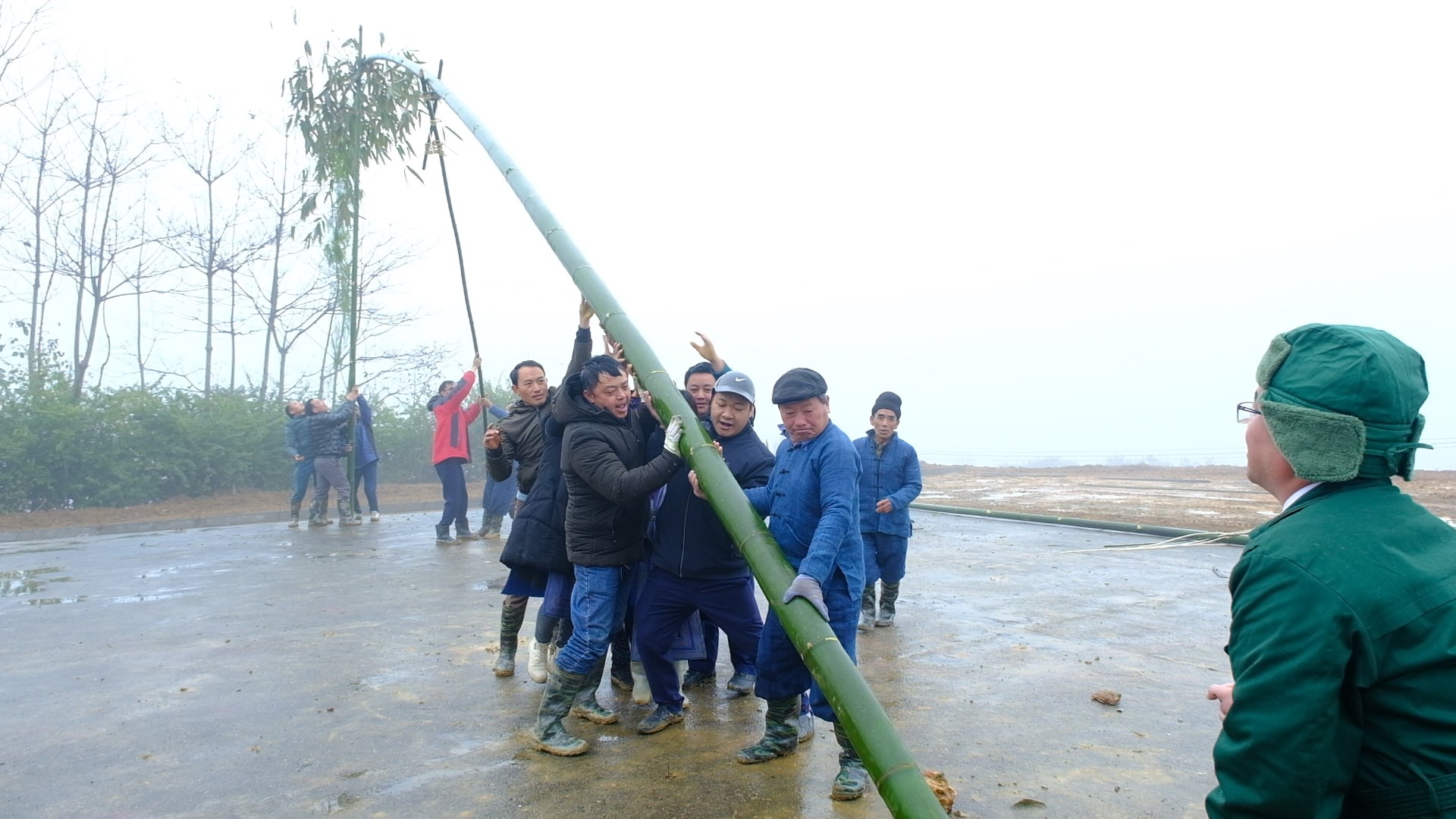 Người Mông ở Lào Cai dựng cây nêu, gọi mọi người chuẩn bị vào hội Gầu Tào- Ảnh 2.