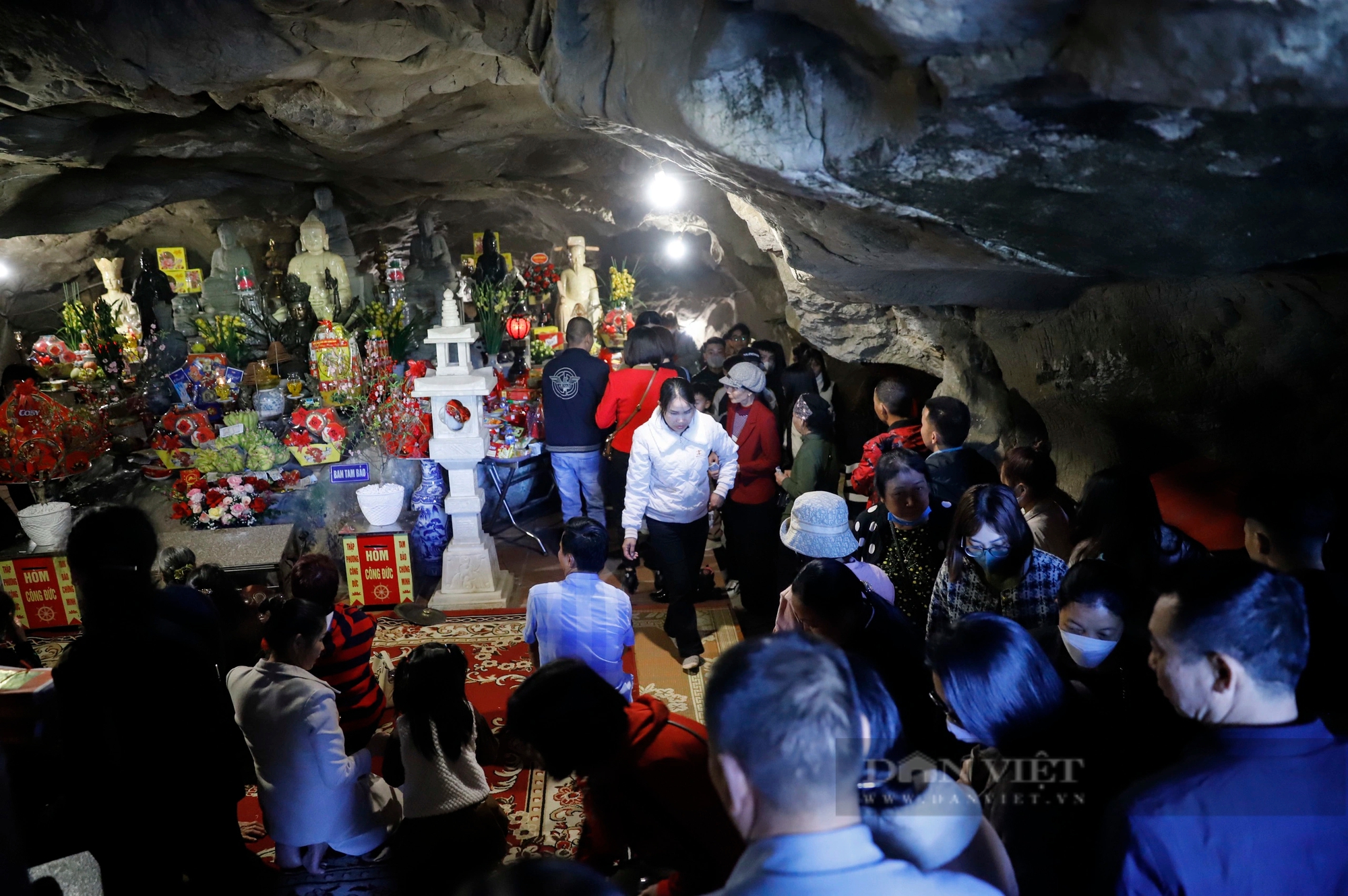 Du khách nườm nượp đi vào sâu trong hang đá bái phật cầu bình an ở Tuyên Quang- Ảnh 3.