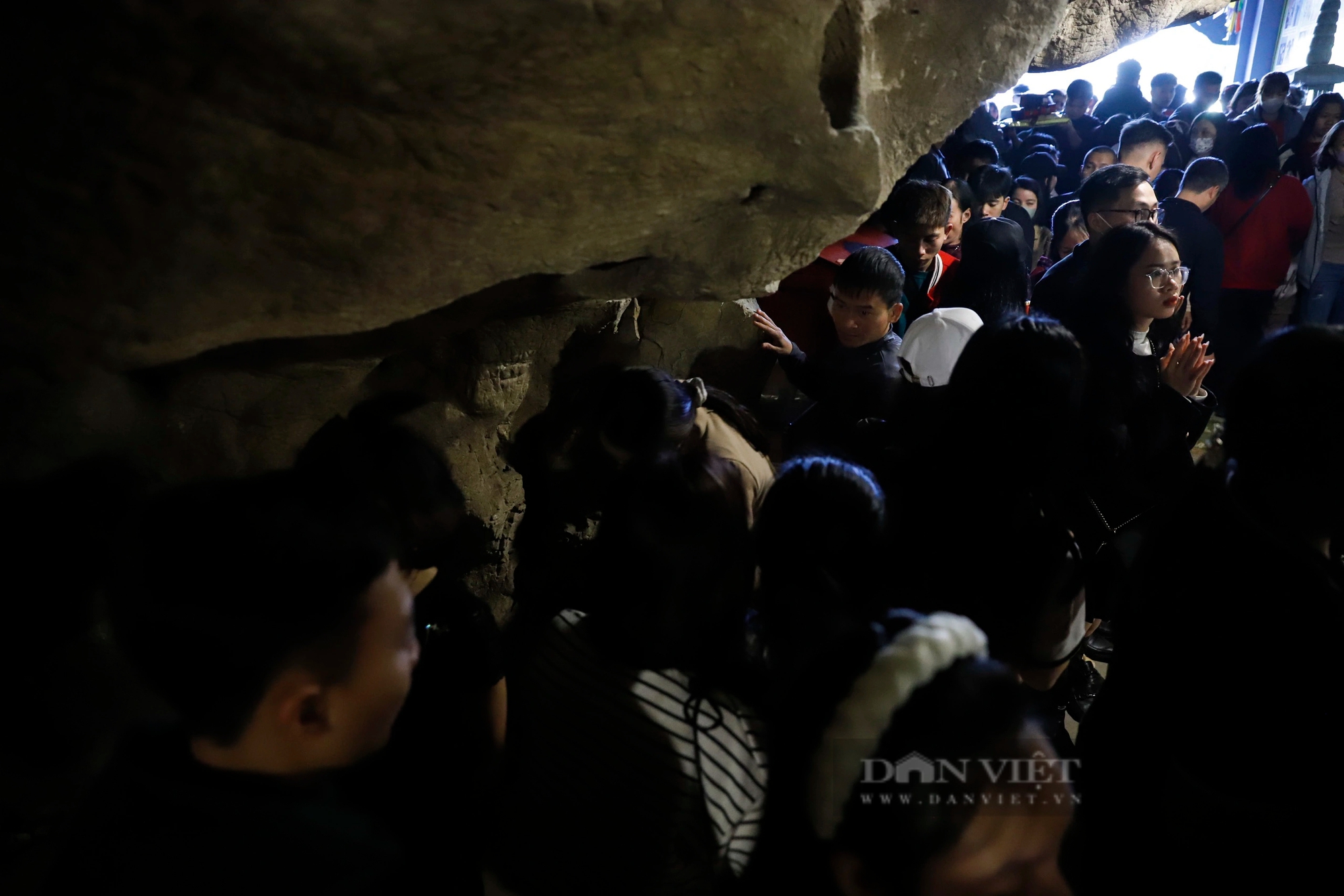 Du khách nườm nượp đi vào sâu trong hang đá bái phật cầu bình an ở Tuyên Quang- Ảnh 5.