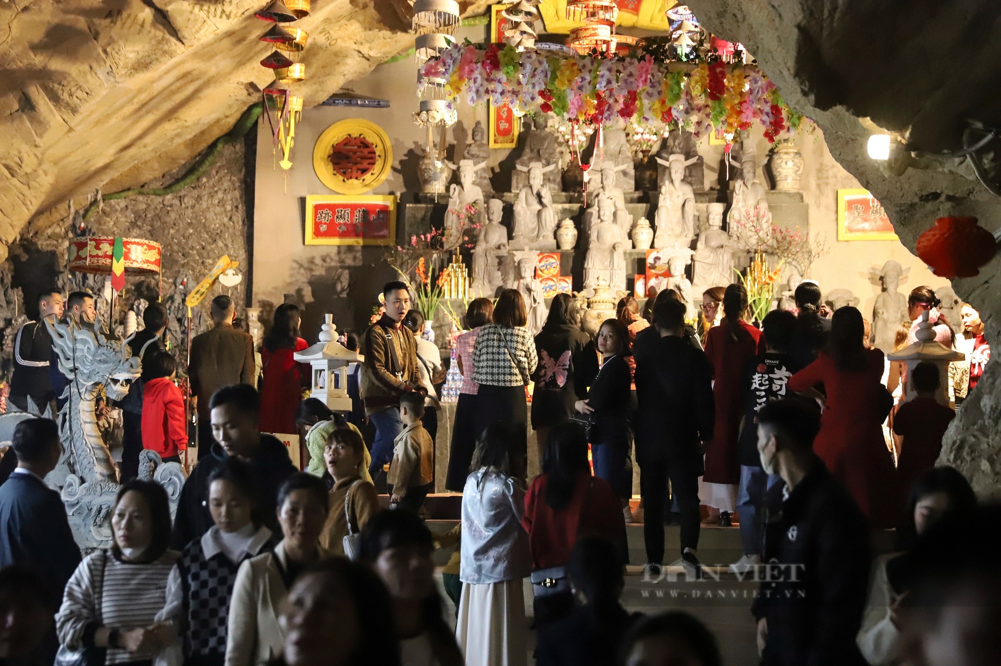 Du khách nườm nượp đi vào sâu trong hang đá bái phật cầu bình an ở Tuyên Quang- Ảnh 6.