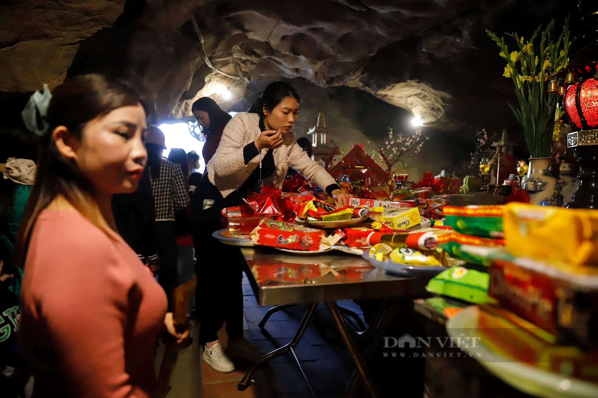 Du khách nườm nượp đi vào sâu trong hang đá bái phật cầu bình an ở Tuyên Quang- Ảnh 7.