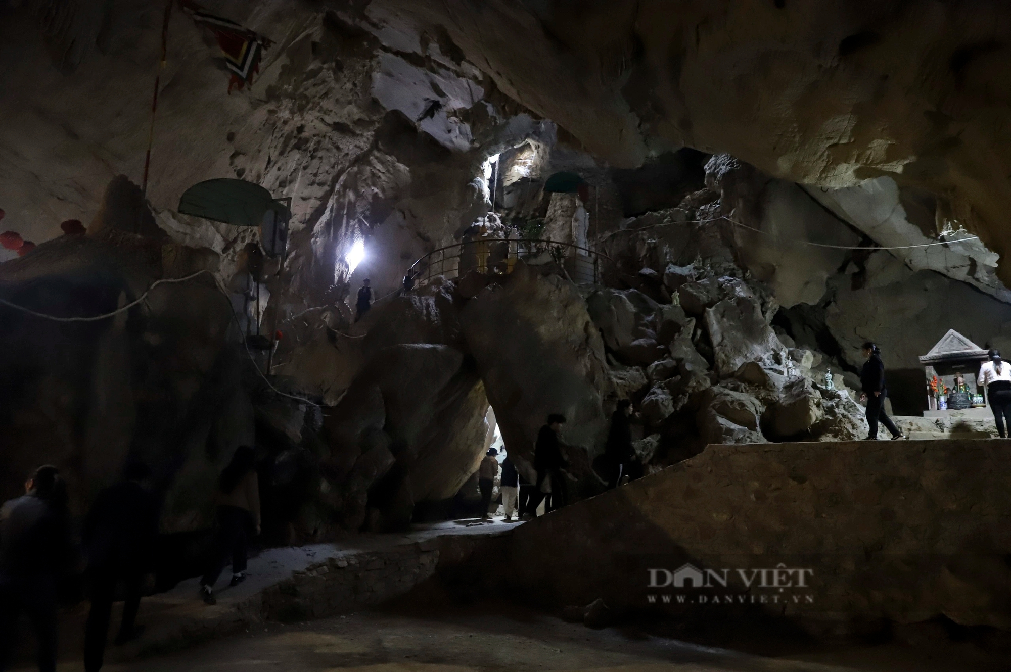 Du khách nườm nượp đi vào sâu trong hang đá bái phật cầu bình an ở Tuyên Quang- Ảnh 10.