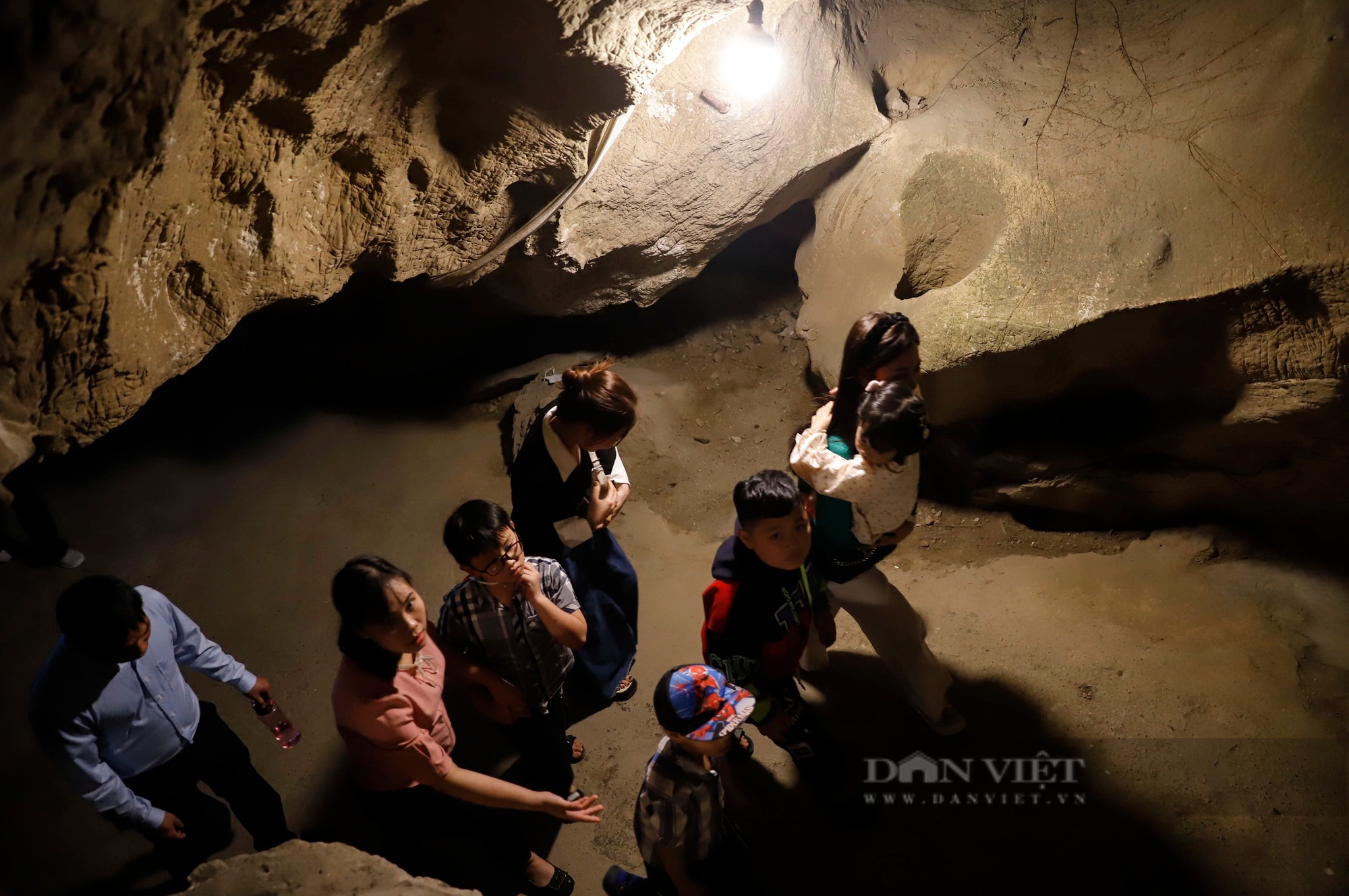 Du khách nườm nượp đi vào sâu trong hang đá bái phật cầu bình an ở Tuyên Quang- Ảnh 11.