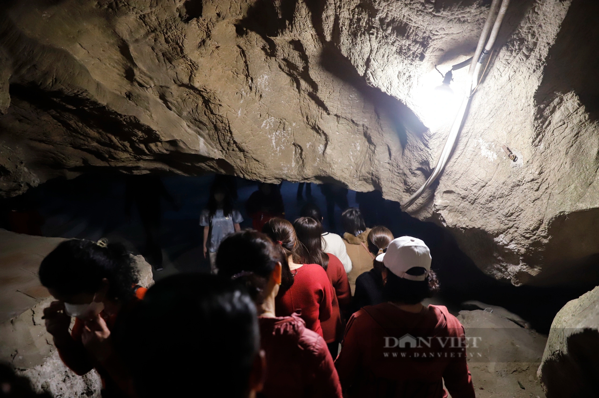 Du khách nườm nượp đi vào sâu trong hang đá bái phật cầu bình an ở Tuyên Quang- Ảnh 2.