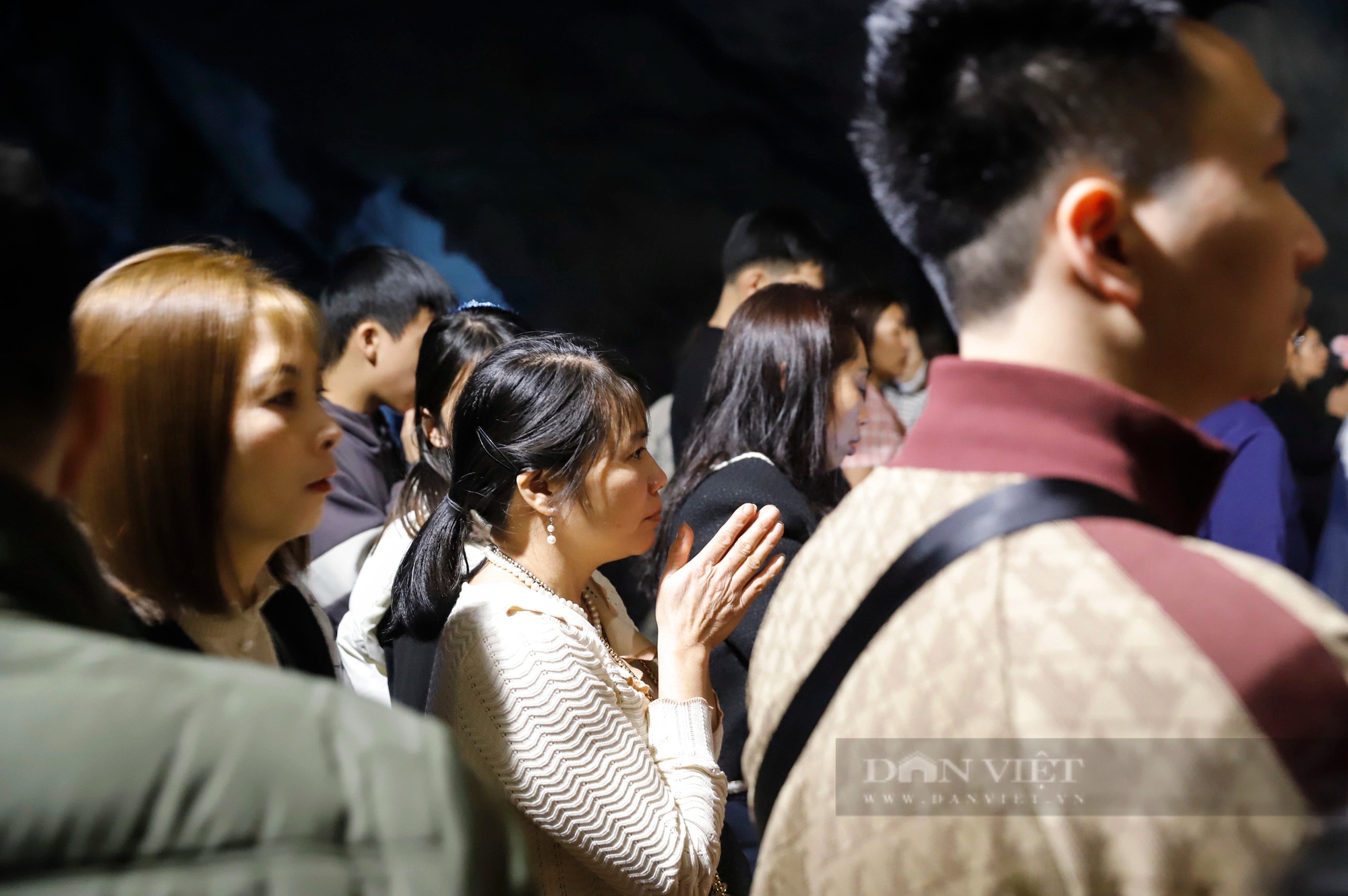 Du khách nườm nượp đi vào sâu trong hang đá bái phật cầu bình an ở Tuyên Quang- Ảnh 8.