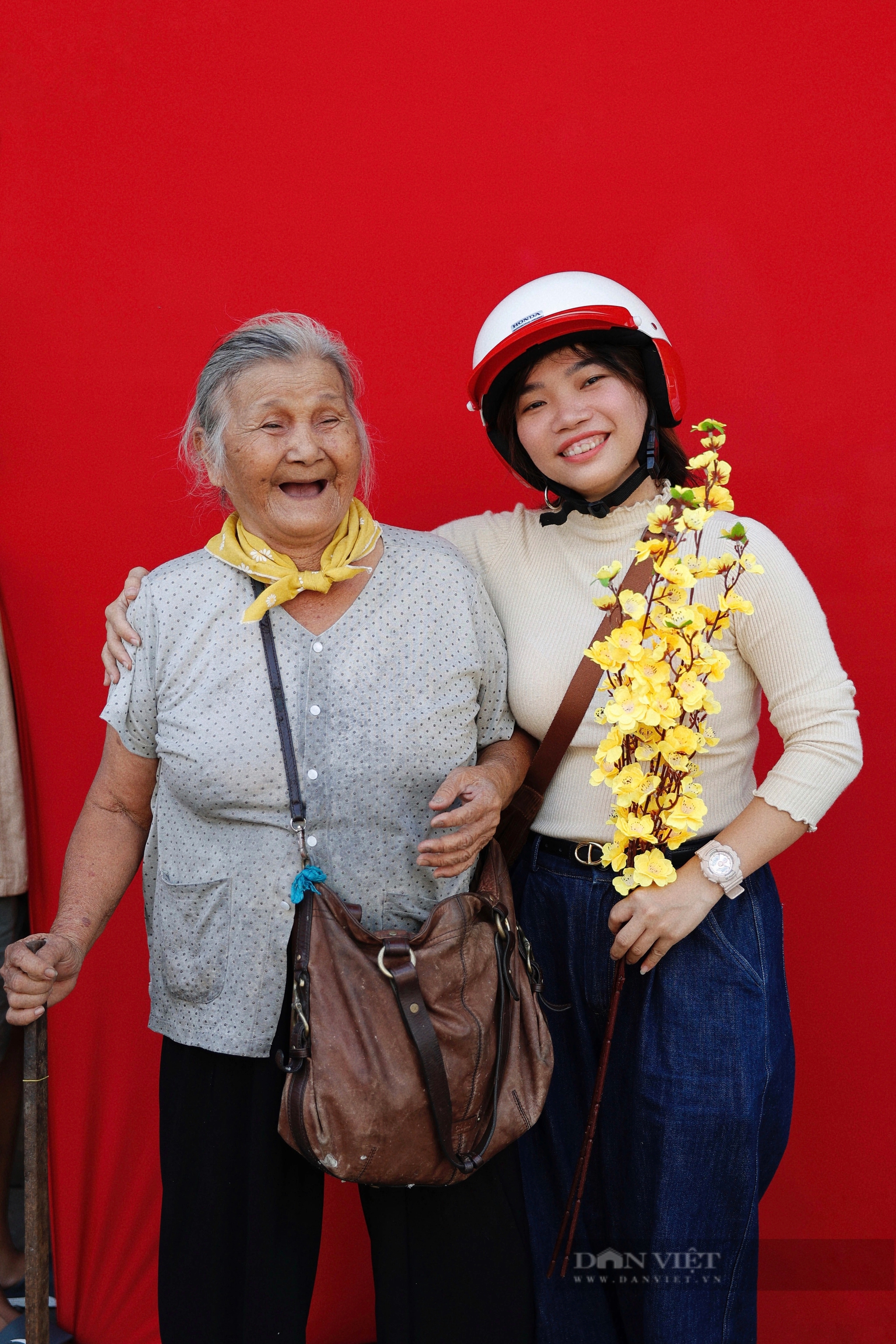 Nhóm bạn trẻ An Giang chụp ảnh Tết miễn phí dành tặng các cụ già, người lao động nghèo- Ảnh 1.