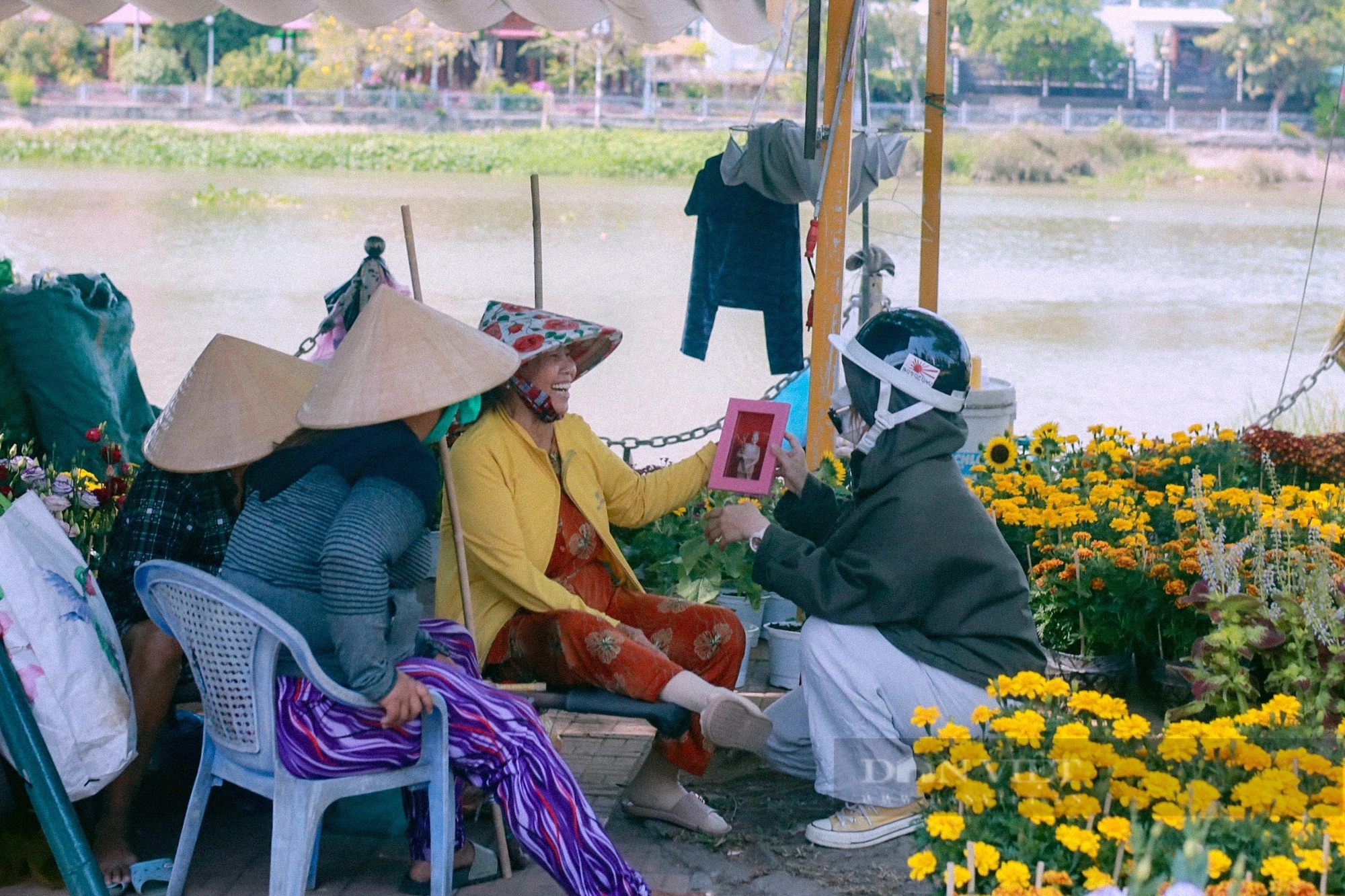 Nhóm bạn trẻ An Giang chụp ảnh Tết miễn phí dành tặng các cụ già, người lao động nghèo- Ảnh 6.