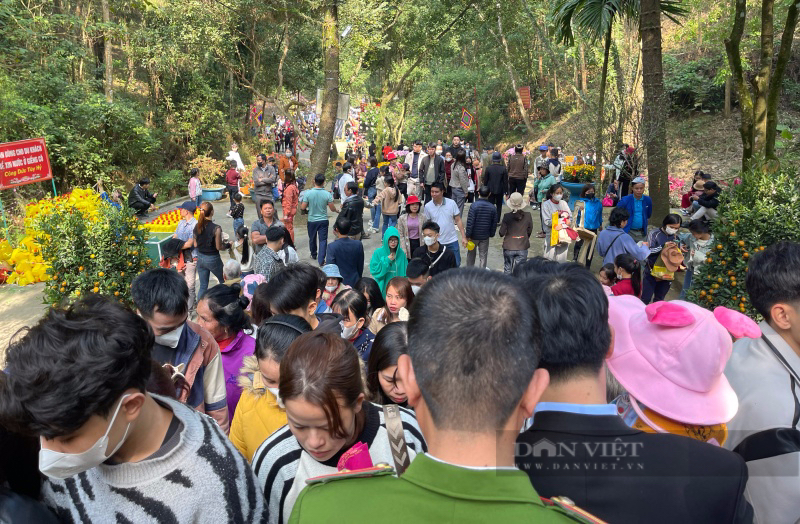 Thanh Hóa: Hàng nghìn du khách kéo về Phủ Na, chen chân xin "nước thánh" cầu may ngày đầu xuân- Ảnh 1.