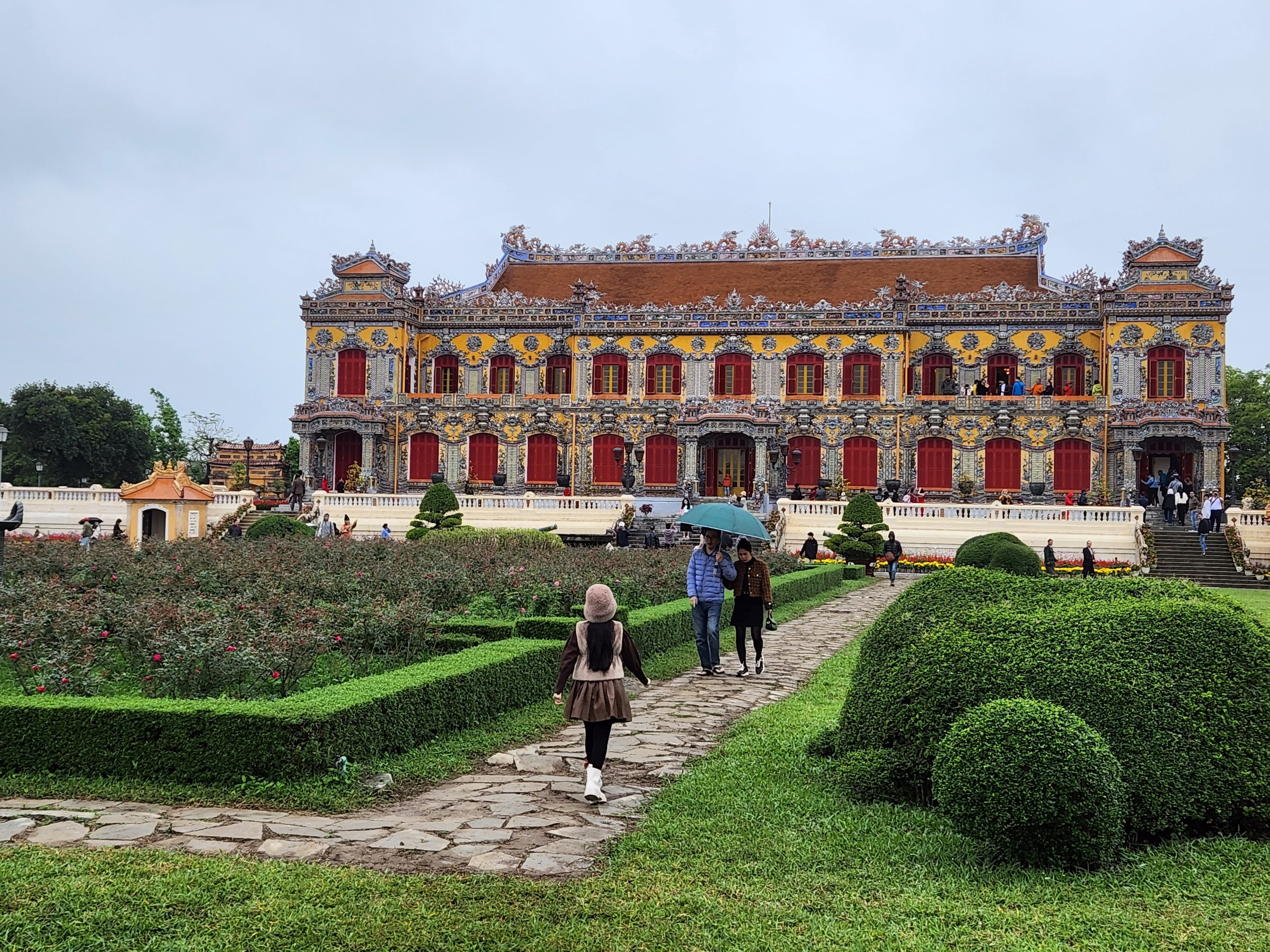 Tourists coming to Hue during Tet increased sharply, many relics were filled with visitors - Photo 2.