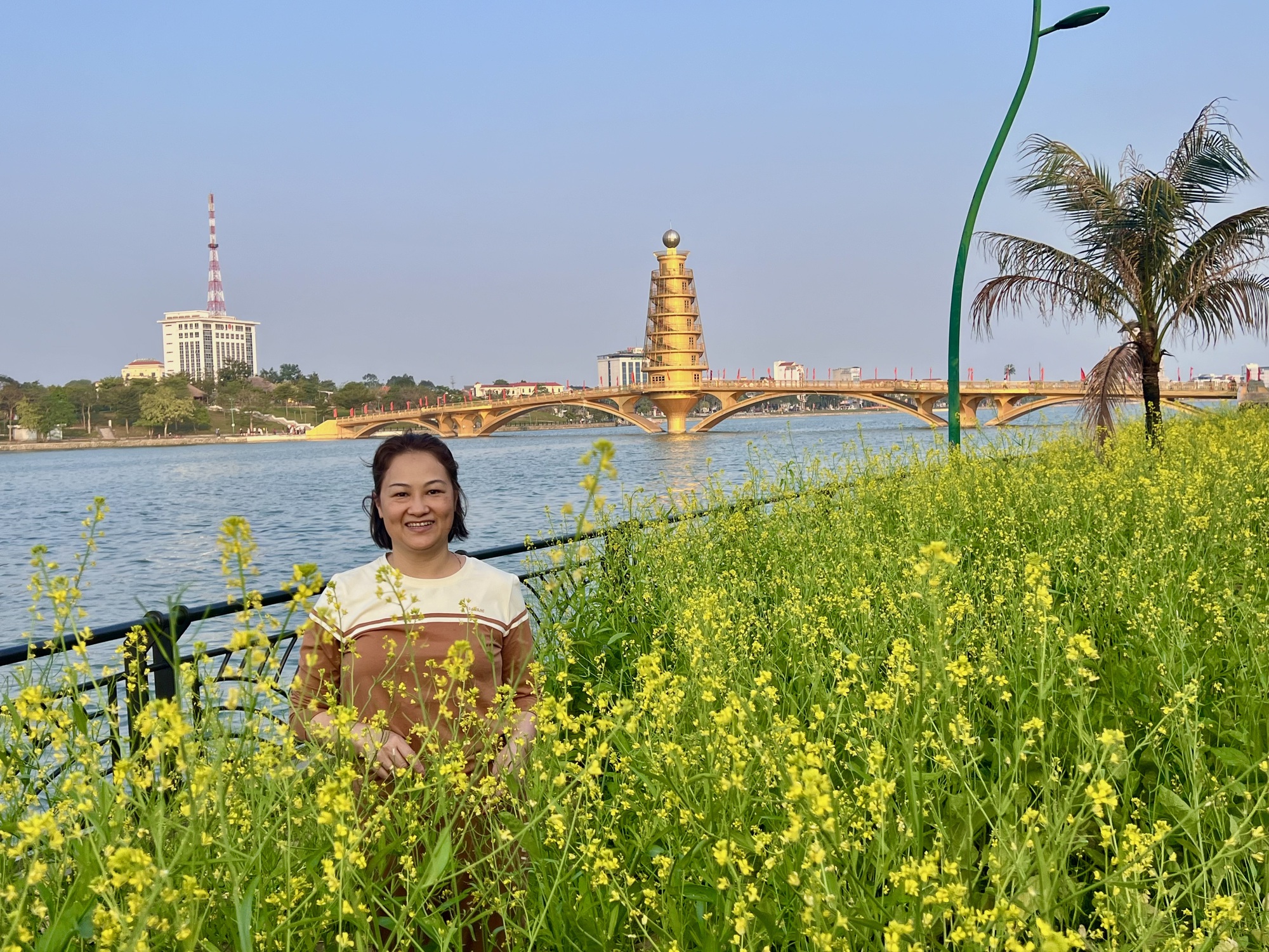 Mê mẩn vườn hoa cải vàng rực ở Phú Thọ, khách check-in quên lối về- Ảnh 2.