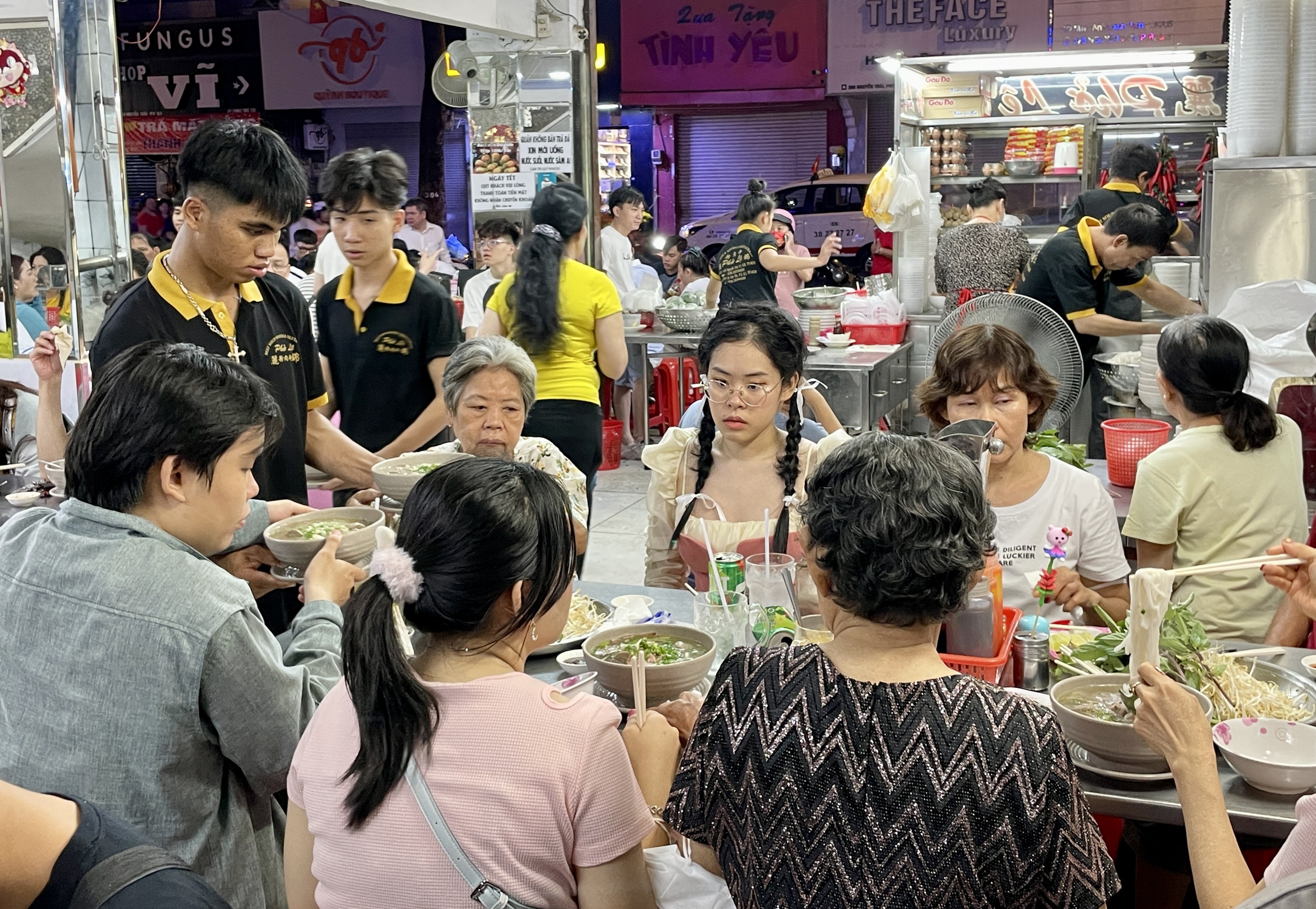Hàng quán TP.HCM mở cửa xuyên Tết, chủ hốt bộn tiền vì khách đã ngán thịt kho hột vịt, canh khổ qua - Ảnh 1.