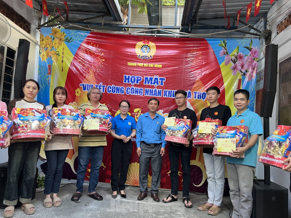 A warm meal for workers celebrating Tet away from home - Photo 3.