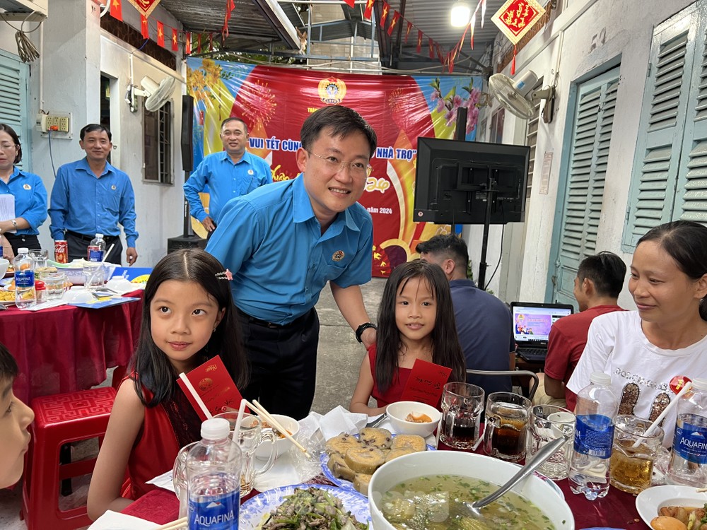 A warm meal for workers celebrating Tet away from home - Photo 2.