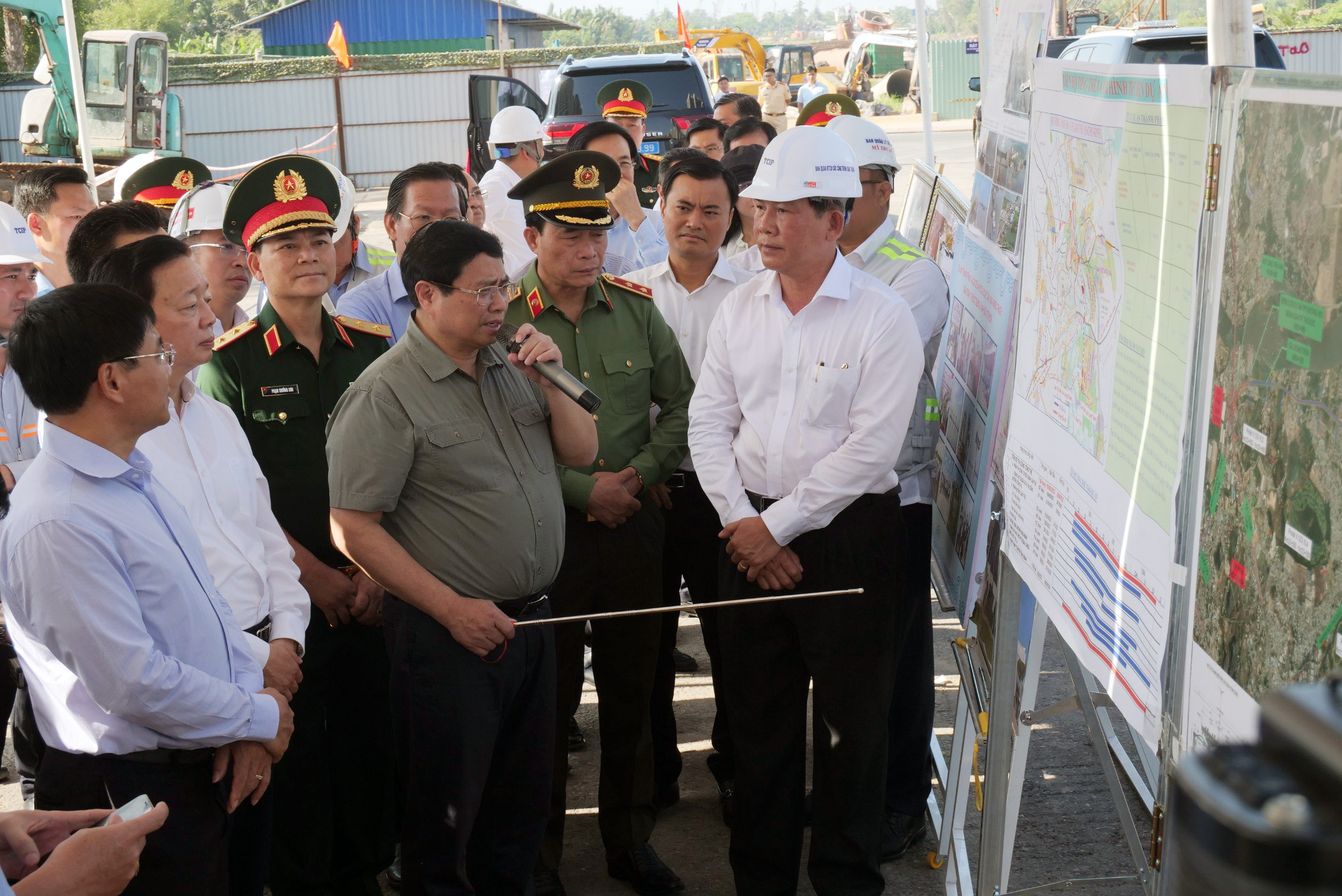 Thủ tướng Phạm Minh Chính kiểm tra tiến độ dự án Vành đai 3 TP.HCM, lì xì công nhân trên công trường- Ảnh 1.