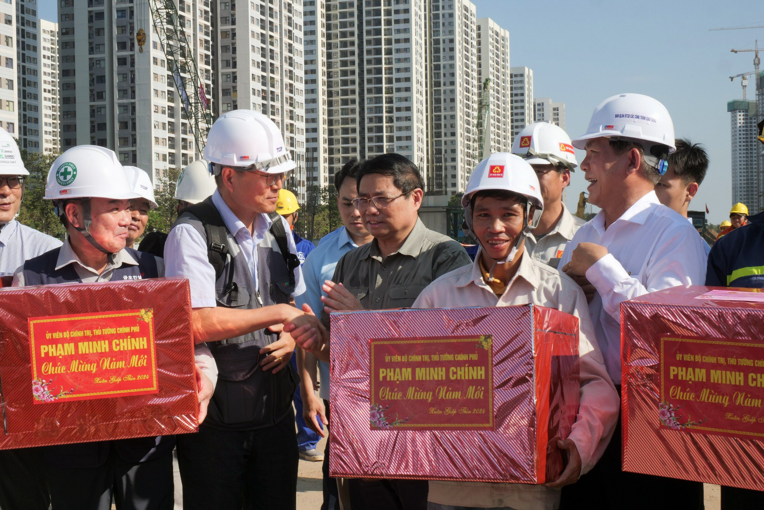 Thủ tướng Phạm Minh Chính kiểm tra tiến độ dự án Vành đai 3 TP.HCM, lì xì công nhân trên công trường- Ảnh 4.
