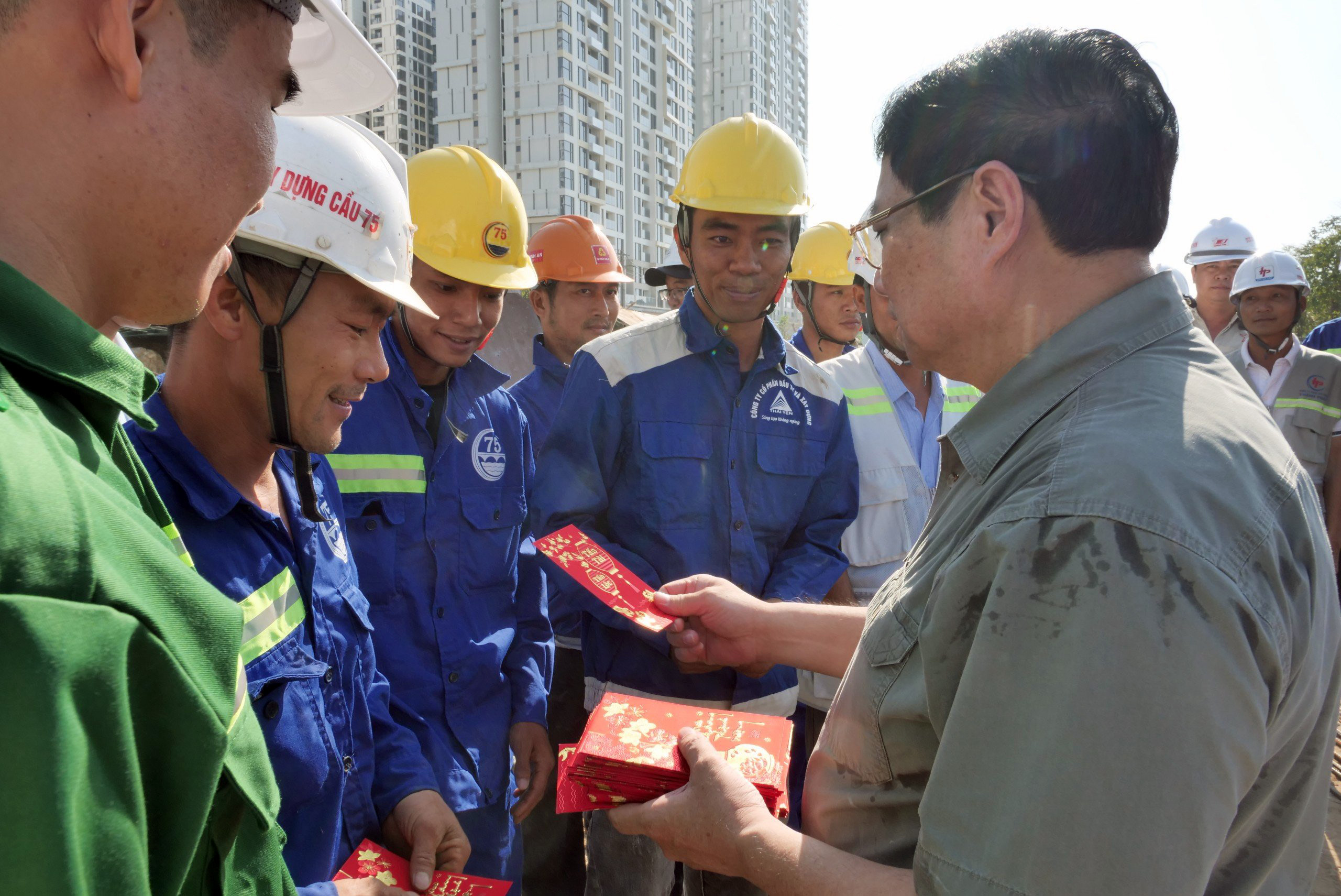 Thủ tướng Phạm Minh Chính kiểm tra tiến độ dự án Vành đai 3 TP.HCM, lì xì công nhân trên công trường- Ảnh 3.