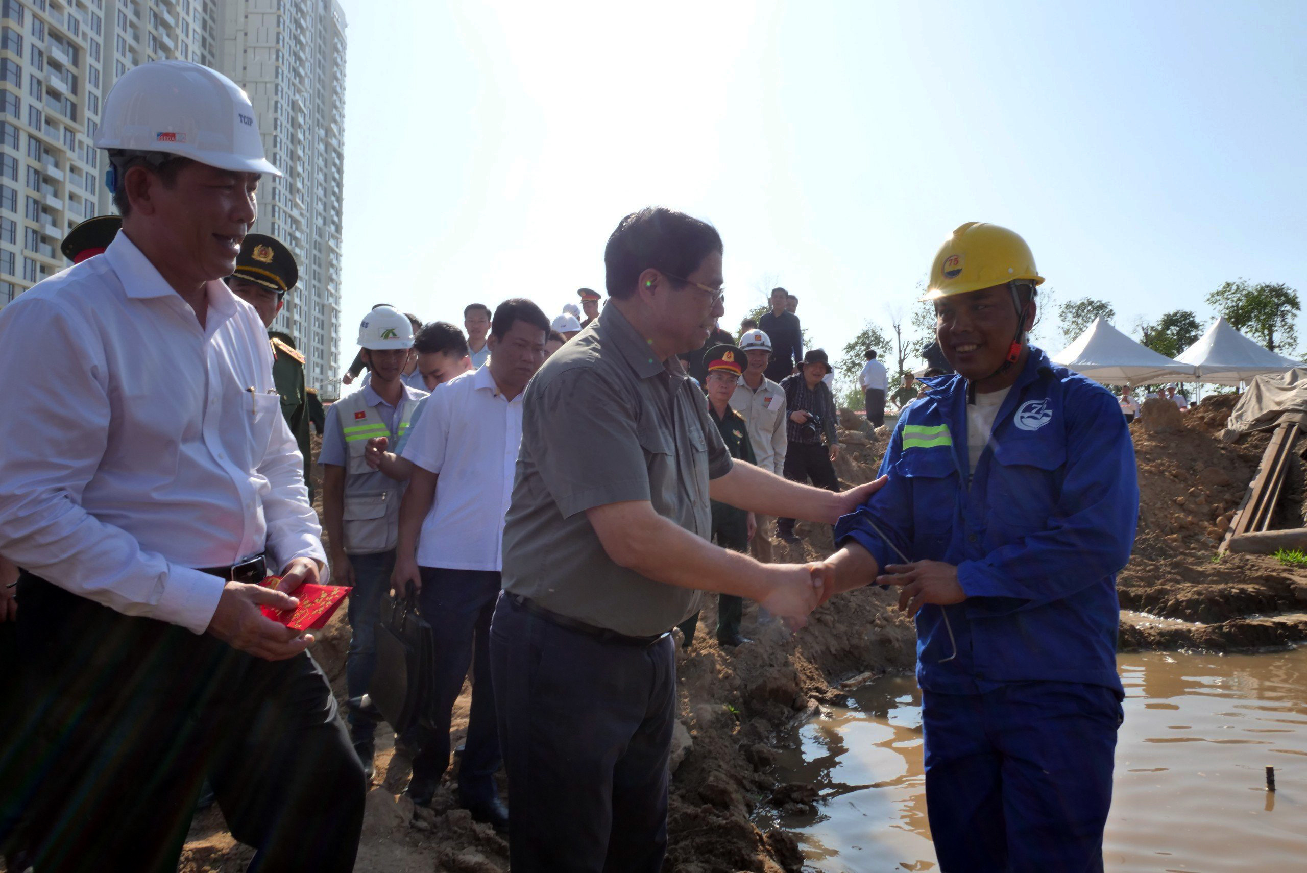 Thủ tướng Phạm Minh Chính kiểm tra tiến độ dự án Vành đai 3 TP.HCM, lì xì công nhân trên công trường- Ảnh 2.