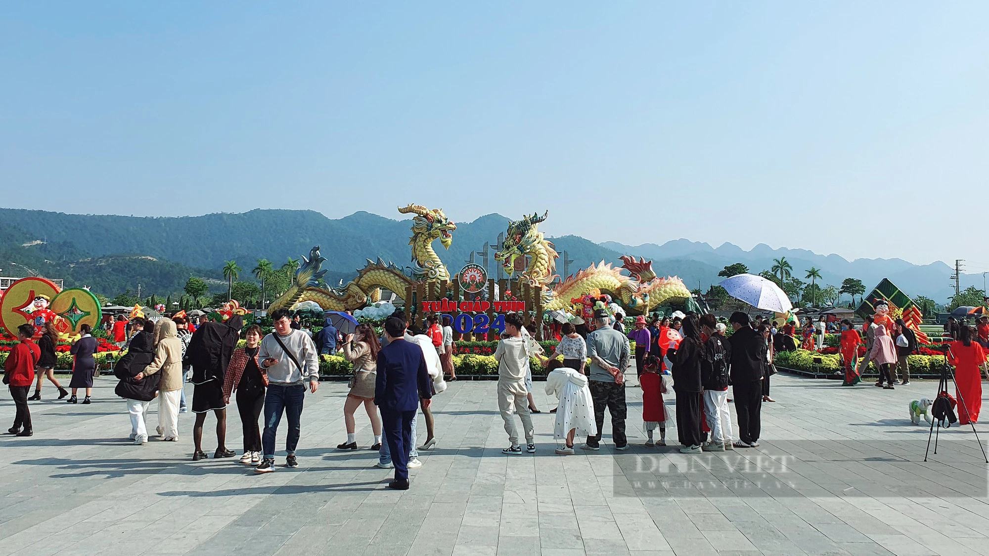 Người dân đổ xô đến Quảng trường Hoà Bình "check in" với linh vật rồng dịp đầu xuân- Ảnh 2.