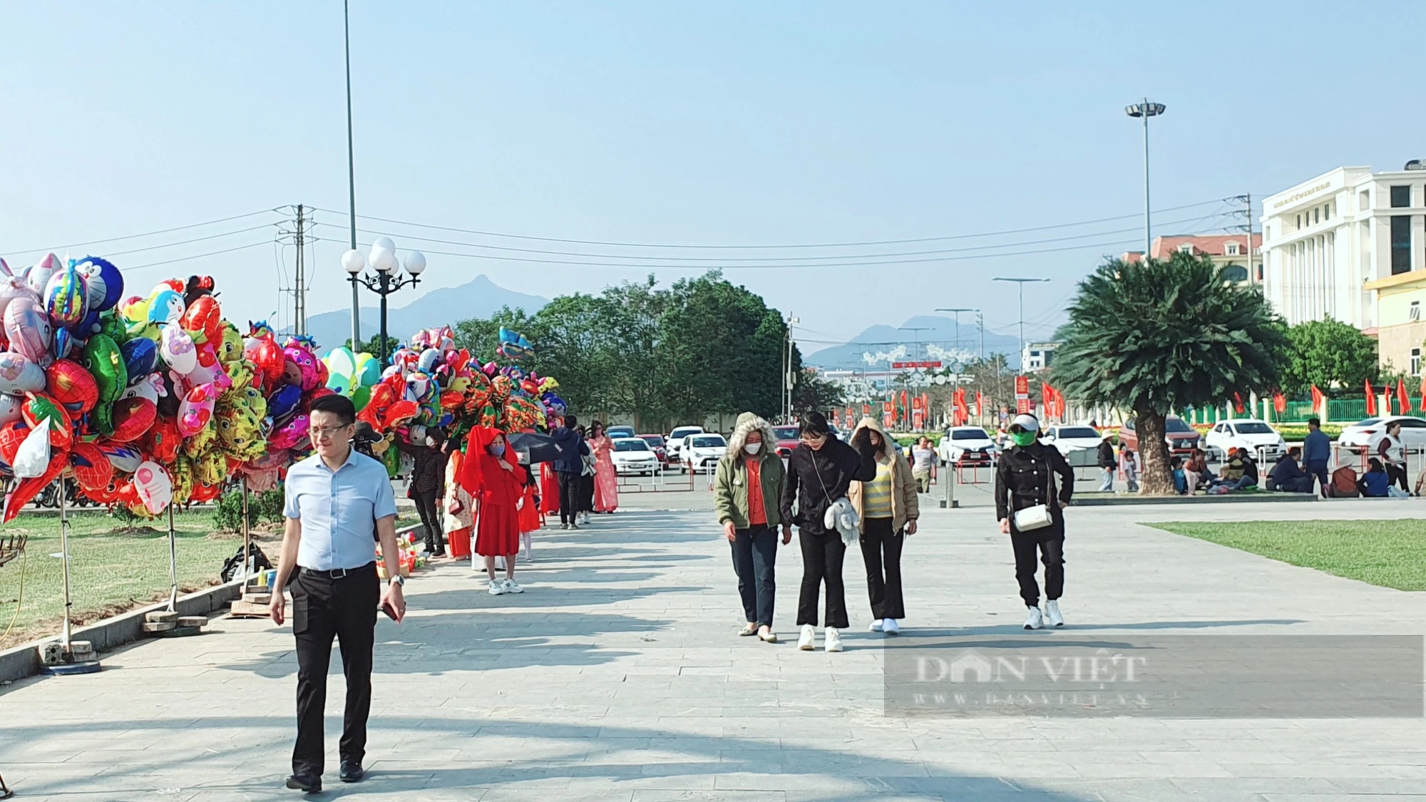 Người dân đổ xô đến Quảng trường Hoà Bình "check in" với linh vật rồng dịp đầu xuân- Ảnh 9.