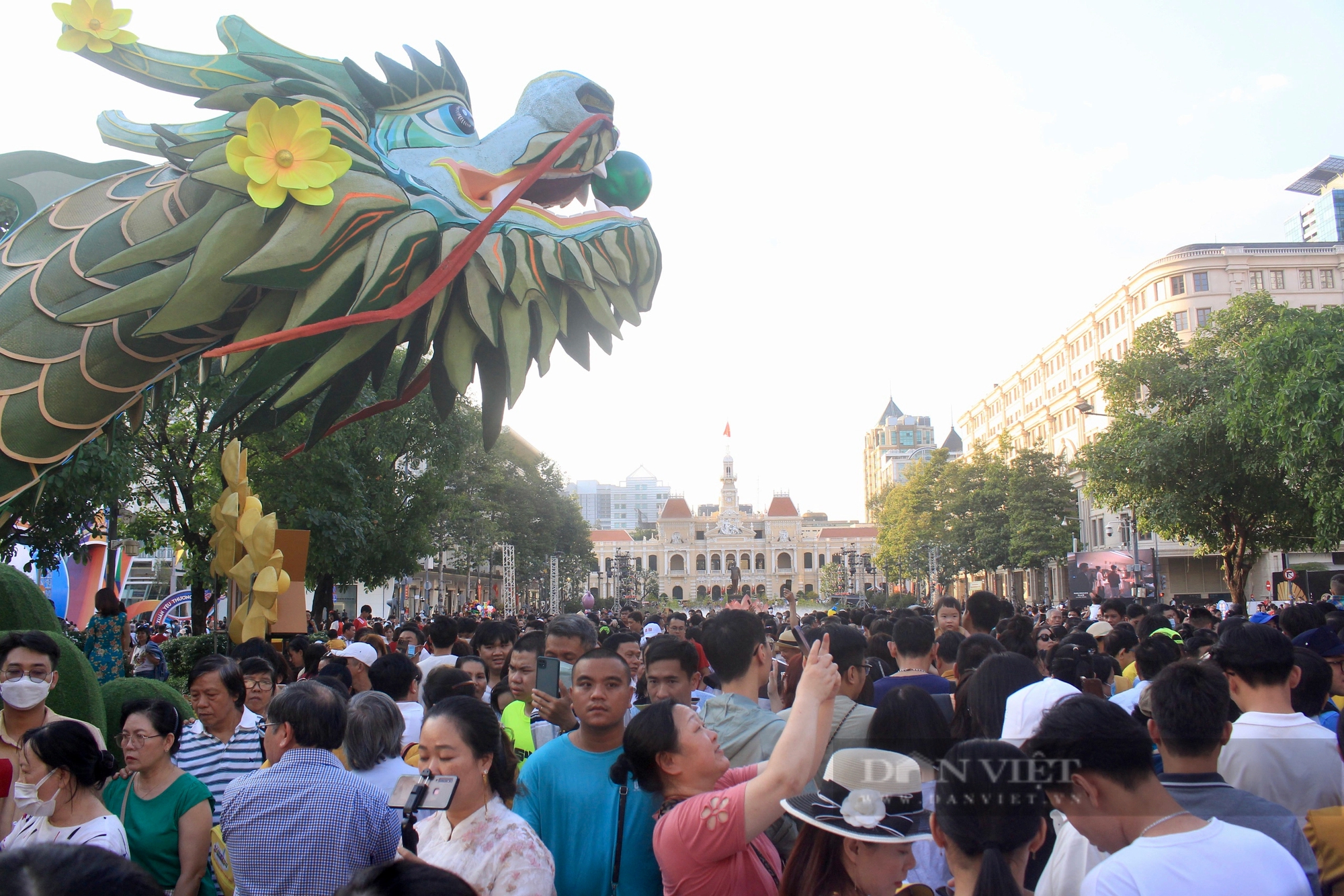 Đường hoa Nguyễn Huệ sắp đóng cửa, mùng 4 Tết khách khắp nơi tranh thủ đổ về, chen ná thở mới chụp hình được- Ảnh 2.